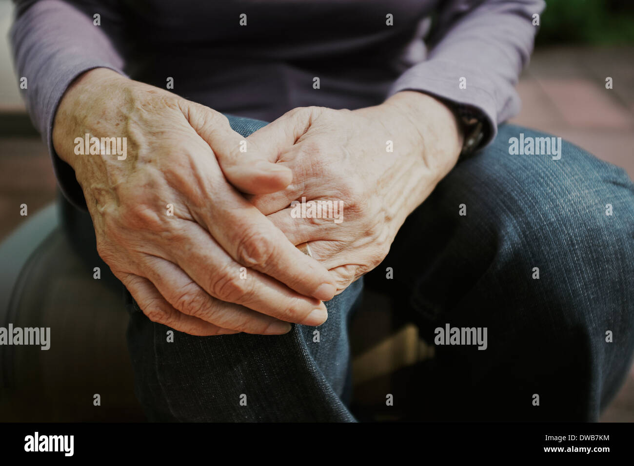 Zugeschnittene Aufnahme senior Frau mit den Händen auf die Knie Stockfoto
