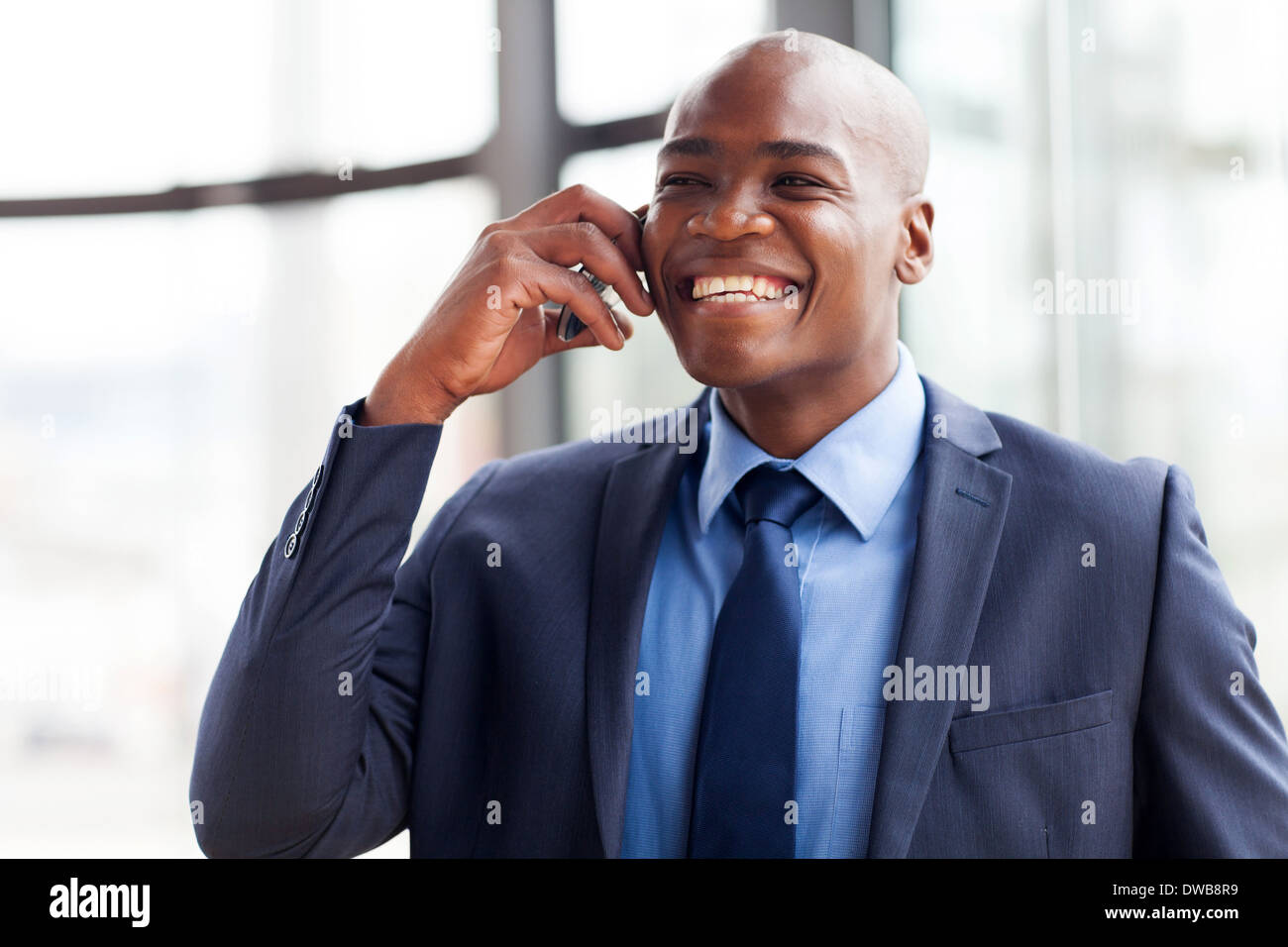 schöne afrikanische amerikanische Geschäftsmann am Handy sprechen Stockfoto