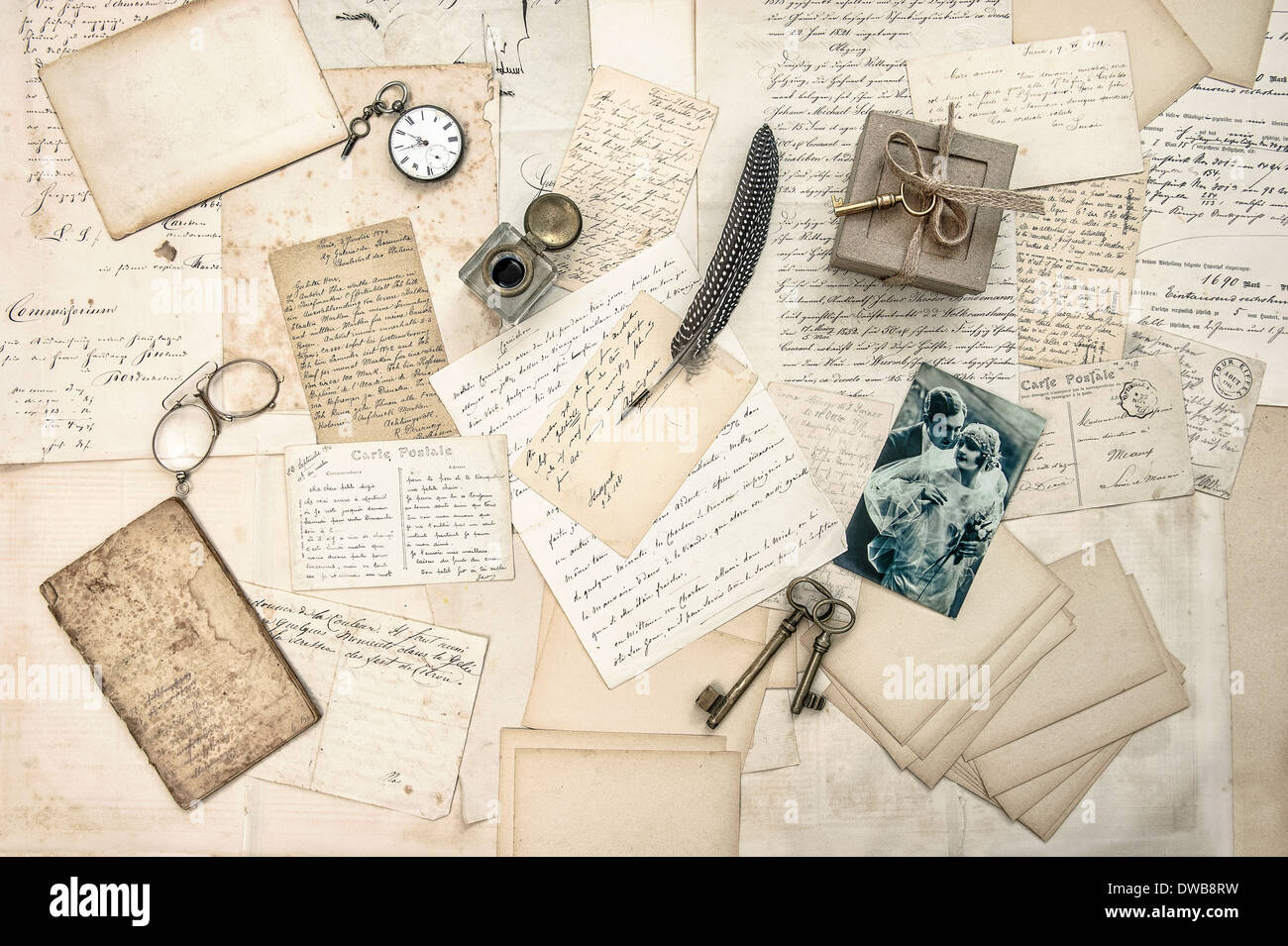 Liebesgeschichte. alte Briefe, Postkarten und antiken Feder Stift. Stockfoto