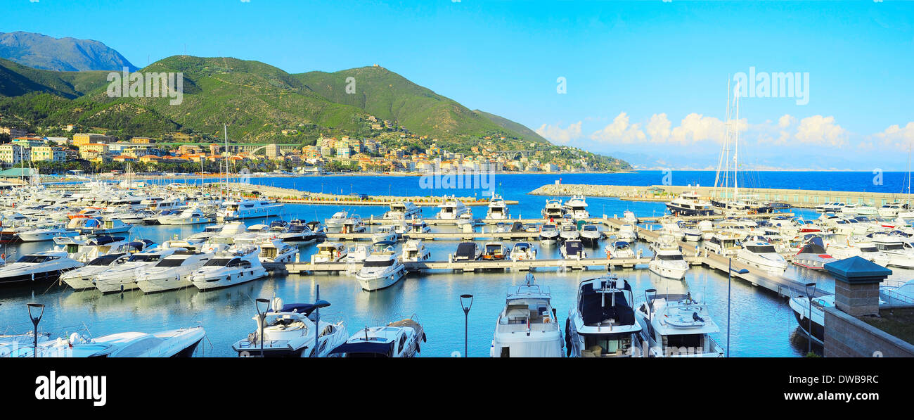 Schöner Panoramablick auf Boote vertäut im Hafen von Cote d ' Azur Stockfoto