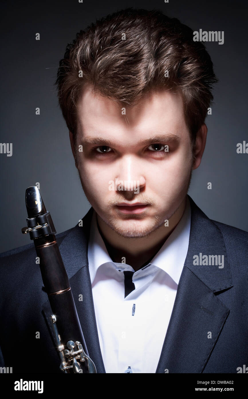 Porträt des jungen männlichen Musiker mit Klarinette Stockfoto
