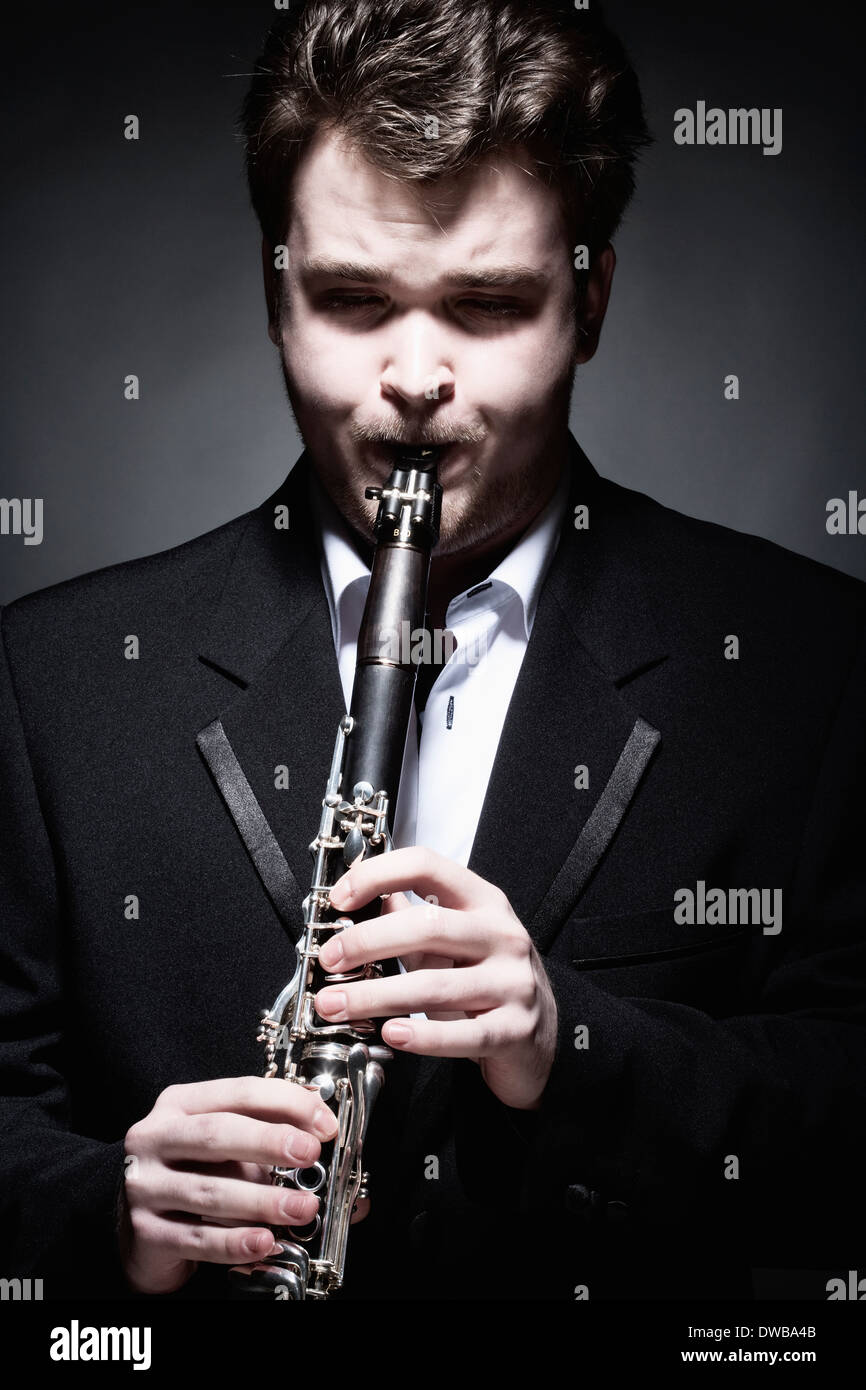 Porträt des jungen männlichen Musiker spielt Klarinette Stockfoto