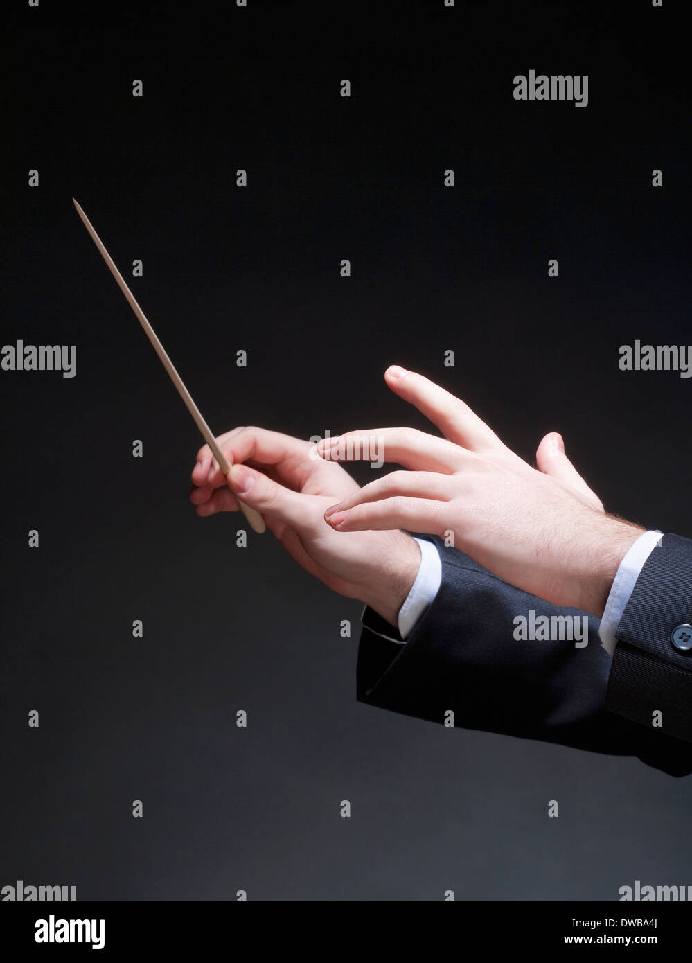 Hände des Dirigenten mit Taktstock führende Orchester Stockfoto