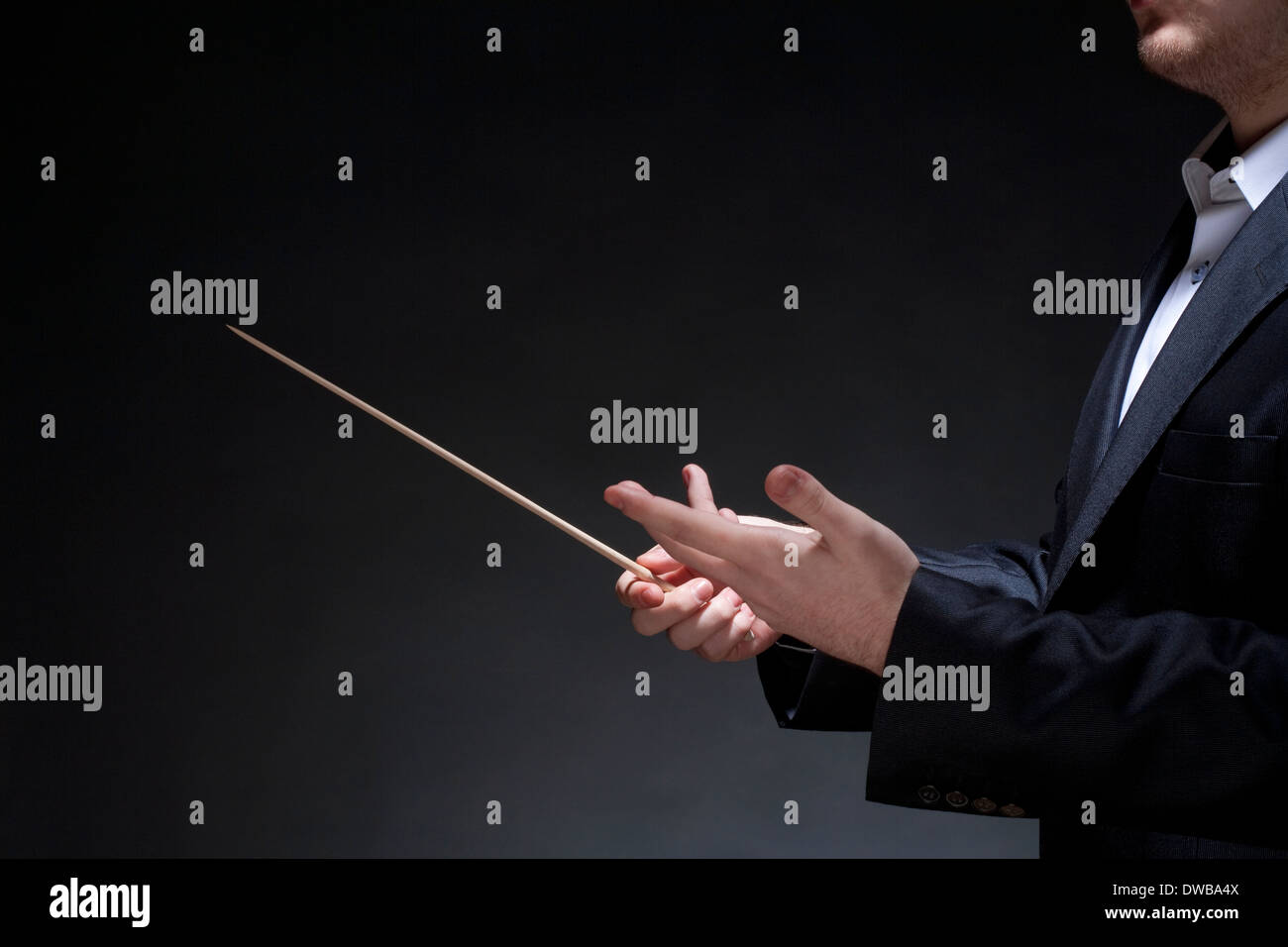 Hände des Dirigenten mit Taktstock führende Orchester Stockfoto