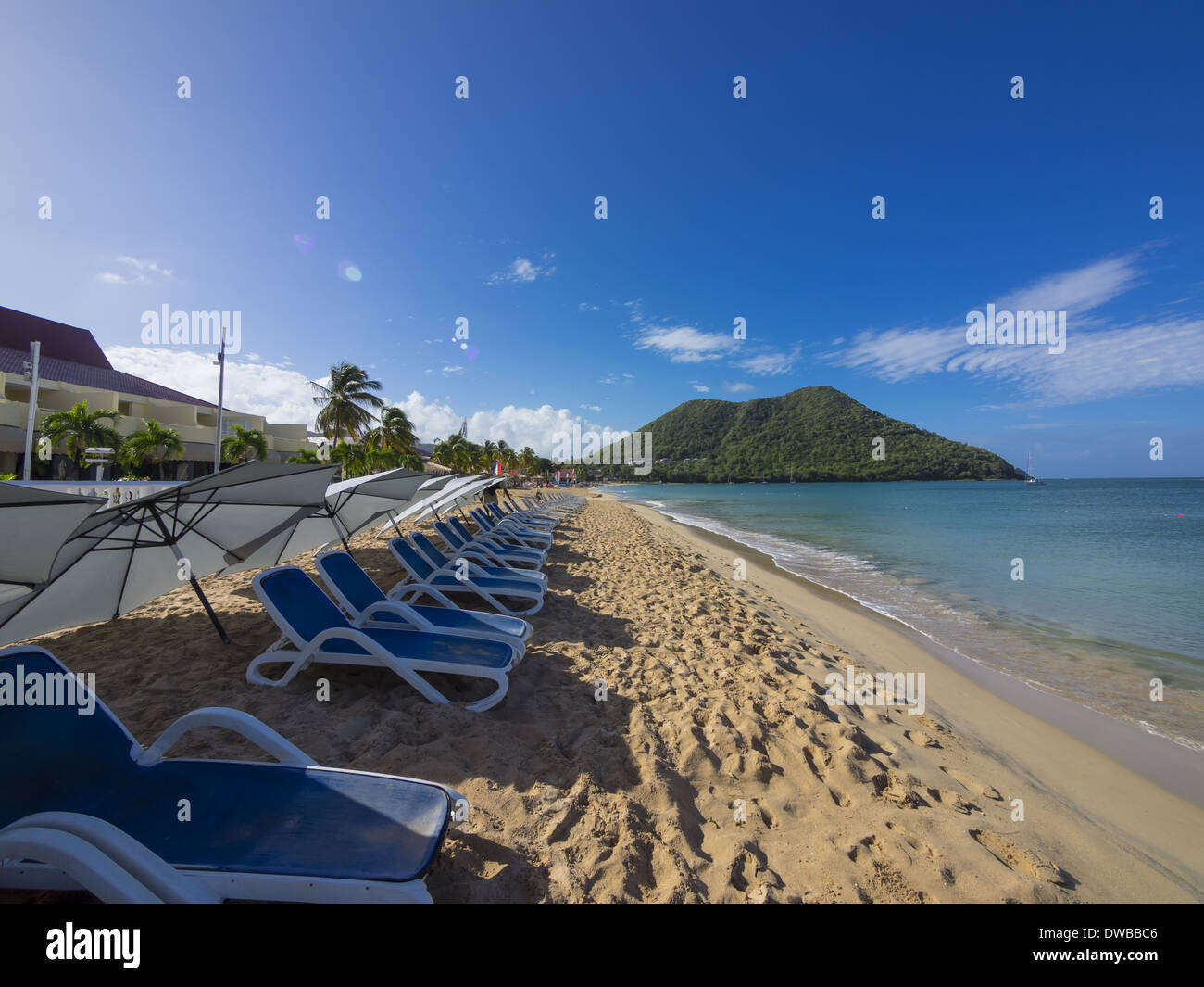Karibik, kleine Antillen, St. Lucia, Rodney Bay, leere Liegestühle am Strand Stockfoto