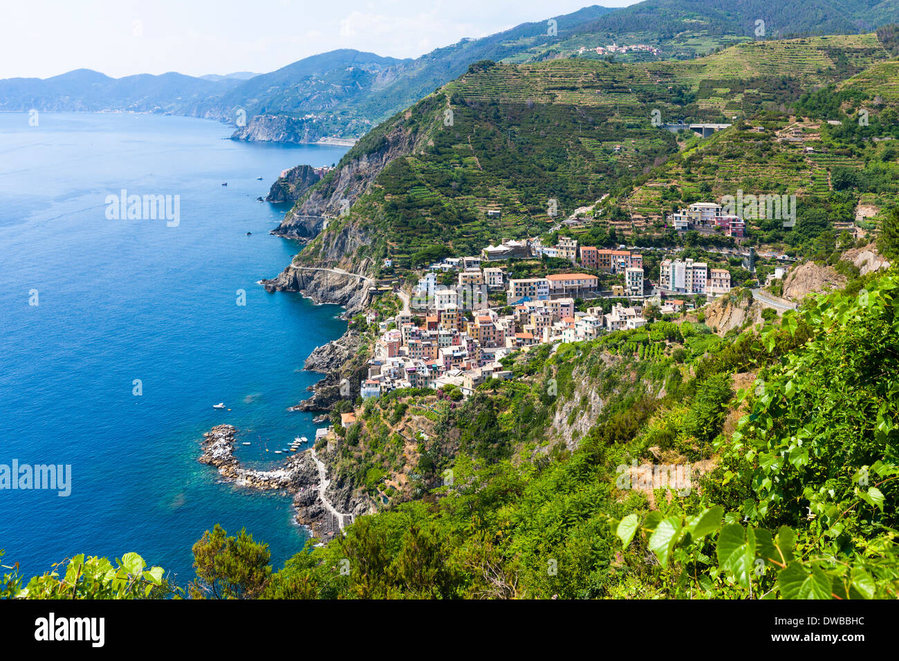 Riomaggiore Cinque Terre, La Spezia, Ligurien, Italien mit Blick auf Küste und Dorf Stockfoto