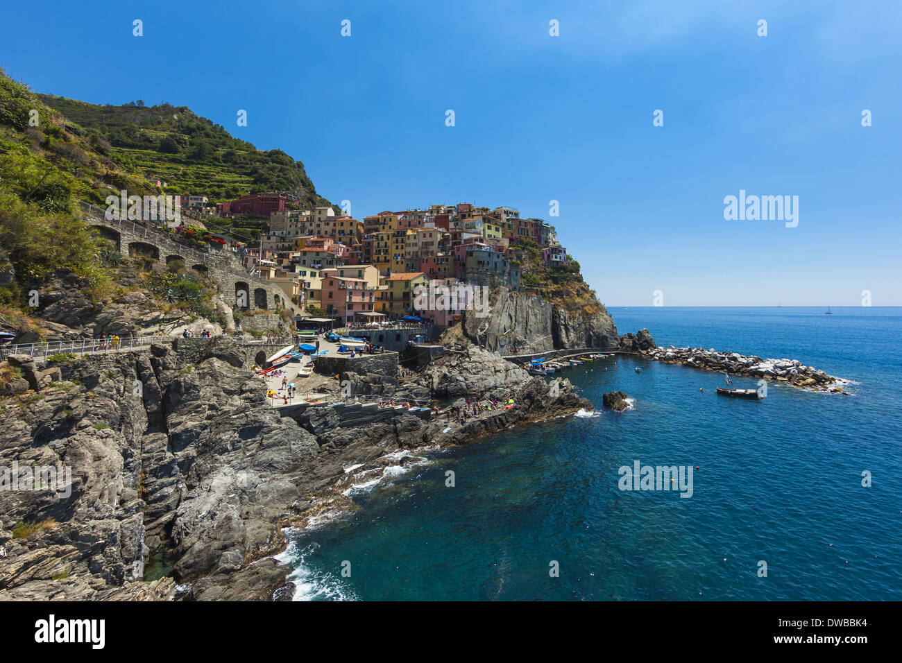 La Spezia, Italien, Ligurien, Cinque Terre, Manarola, mit Blick auf Küste und Dorf Stockfoto
