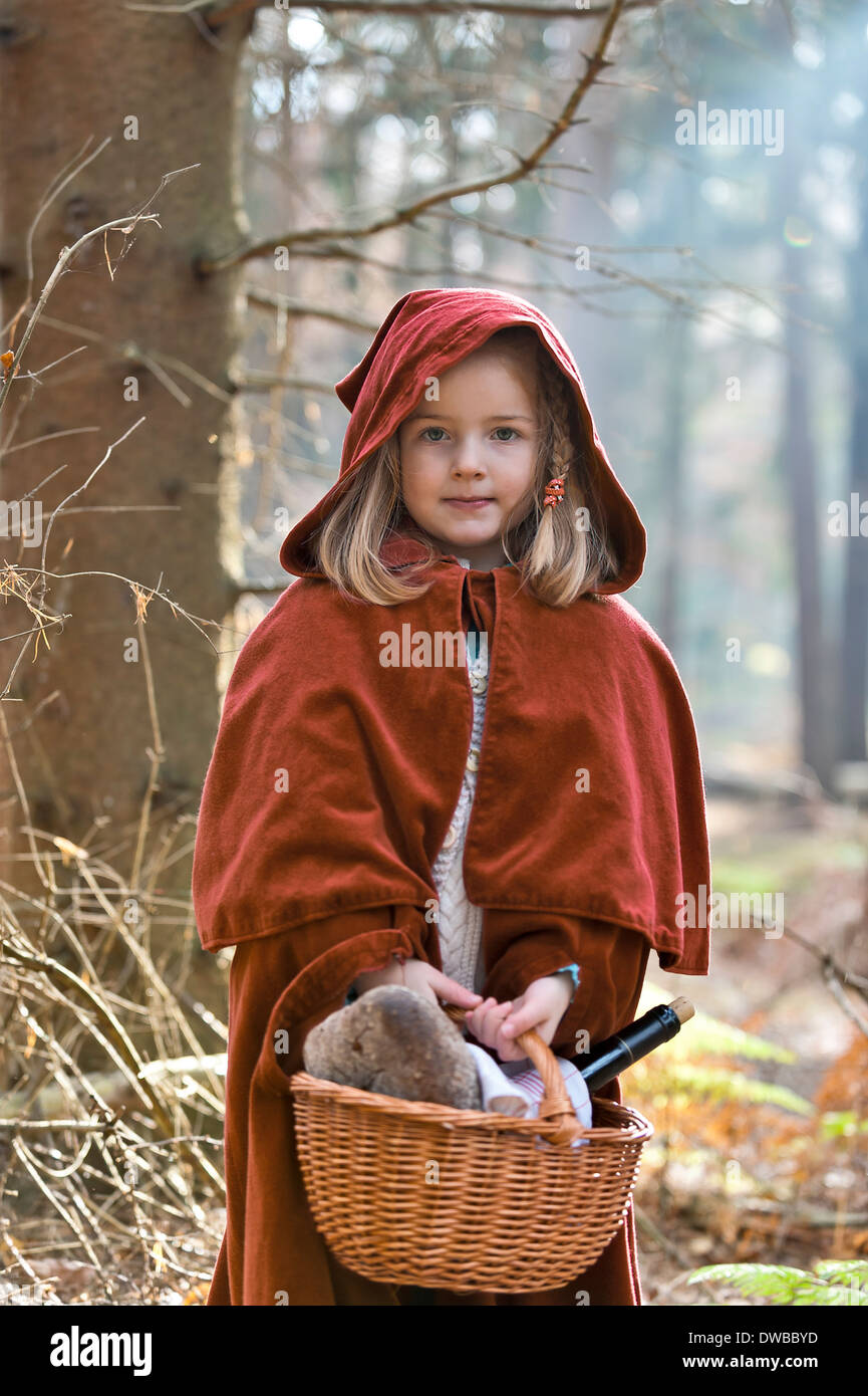 Porträt der kleinen Mädchen Maskerade als Red Riding Hood steht im Walde Stockfoto