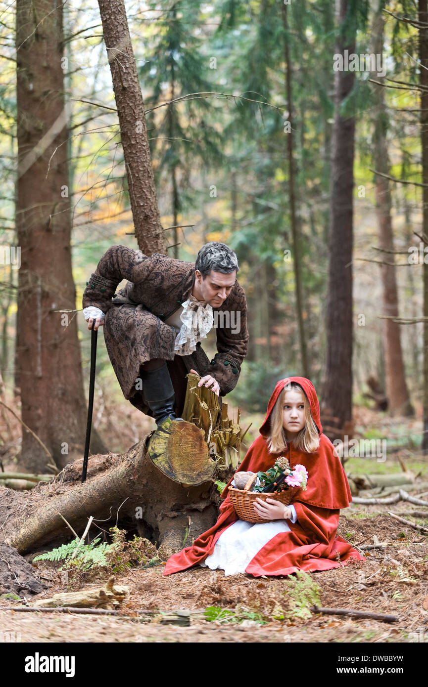 Mann, die Vertretung des Wolfs treffen Mädchen Maskerade als Red Riding Hood Stockfoto