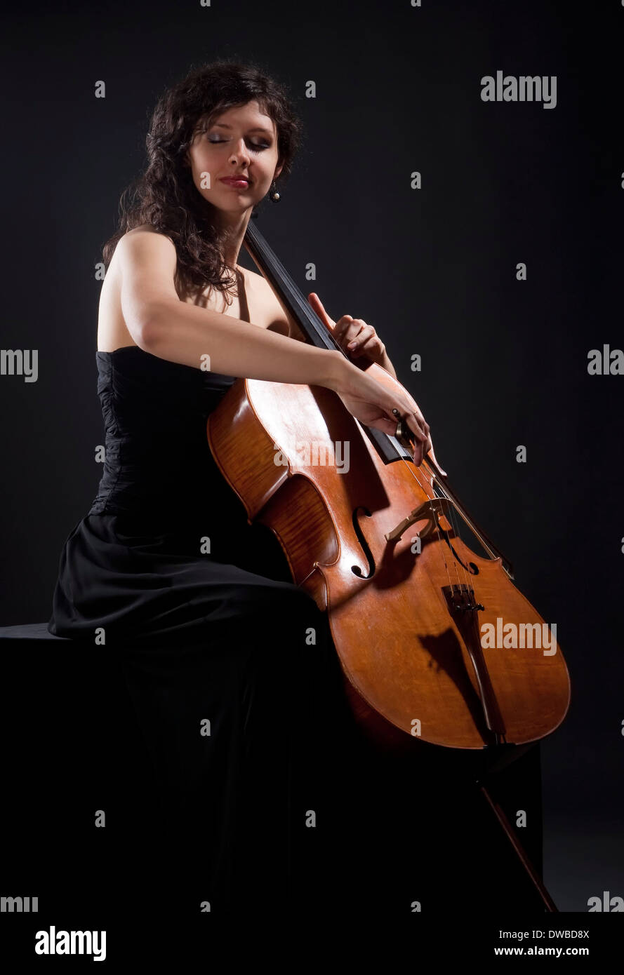 Junge Frau spielt Violoncello Stockfoto