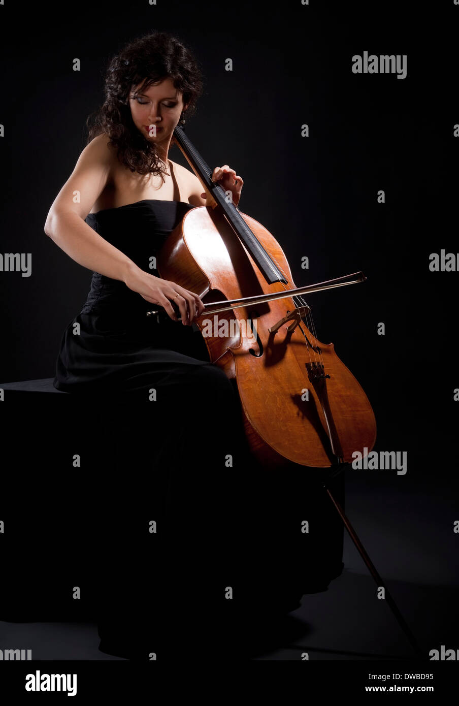 Junge Frau spielt Violoncello Stockfoto