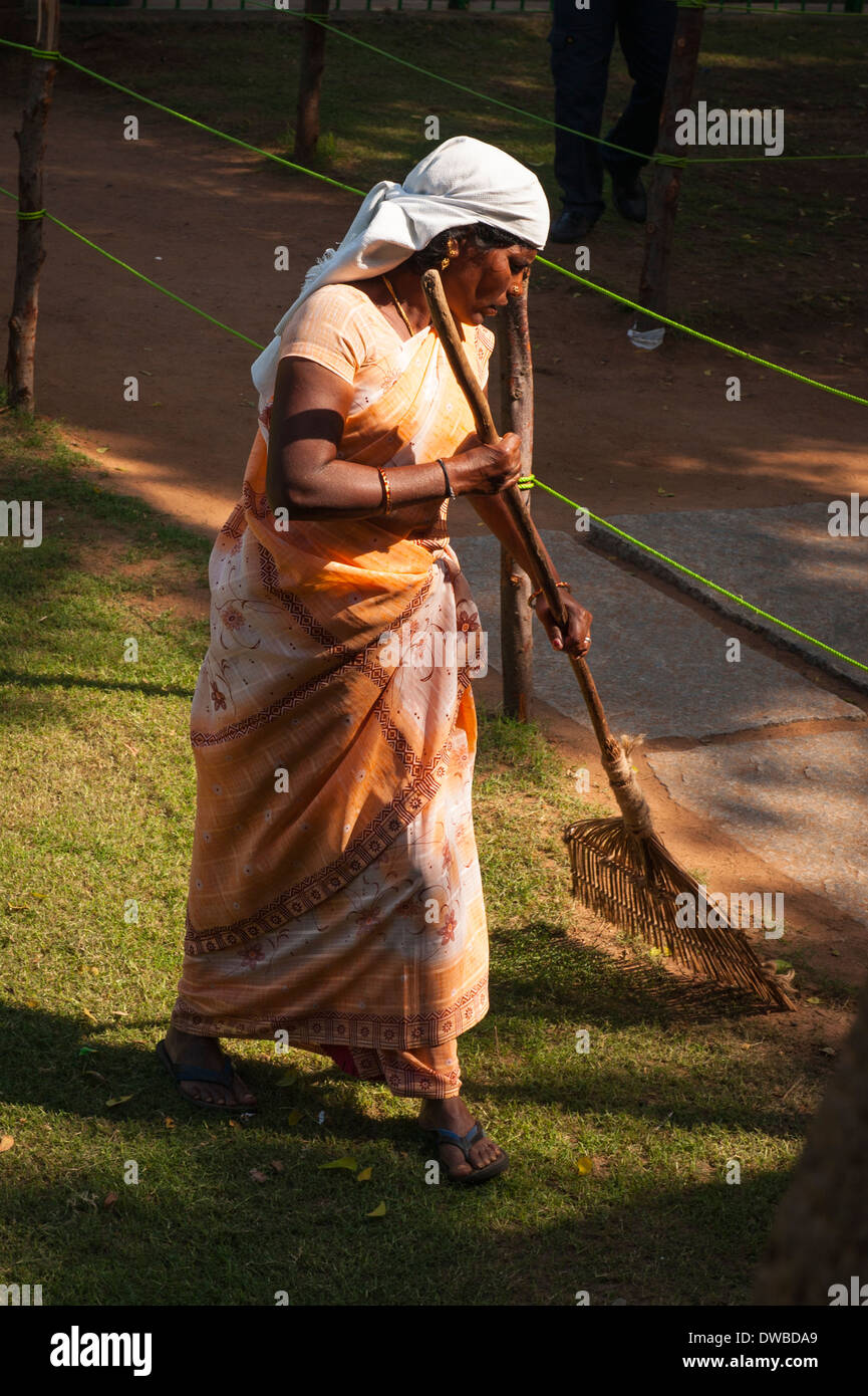 Indien Tamil Nadu Mamallapuram 7. Jahrhundert Vishwakarma Sthapathis Panch Pandava Cave Tempel Frau mittleren Alters, die Dame sari Fegen harken Rasen Stockfoto