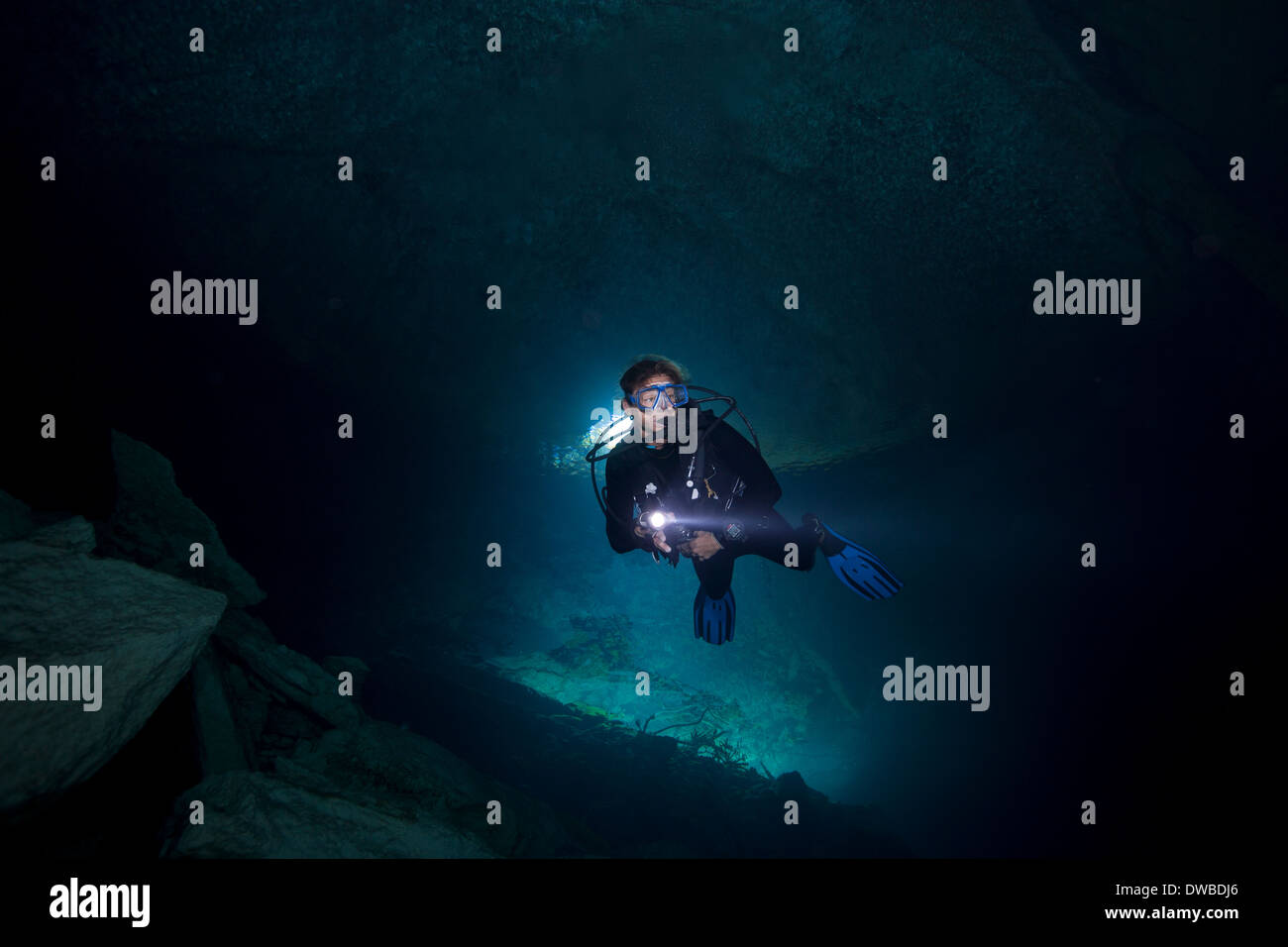 Scuba Diver betritt Bens Höhle. Stockfoto