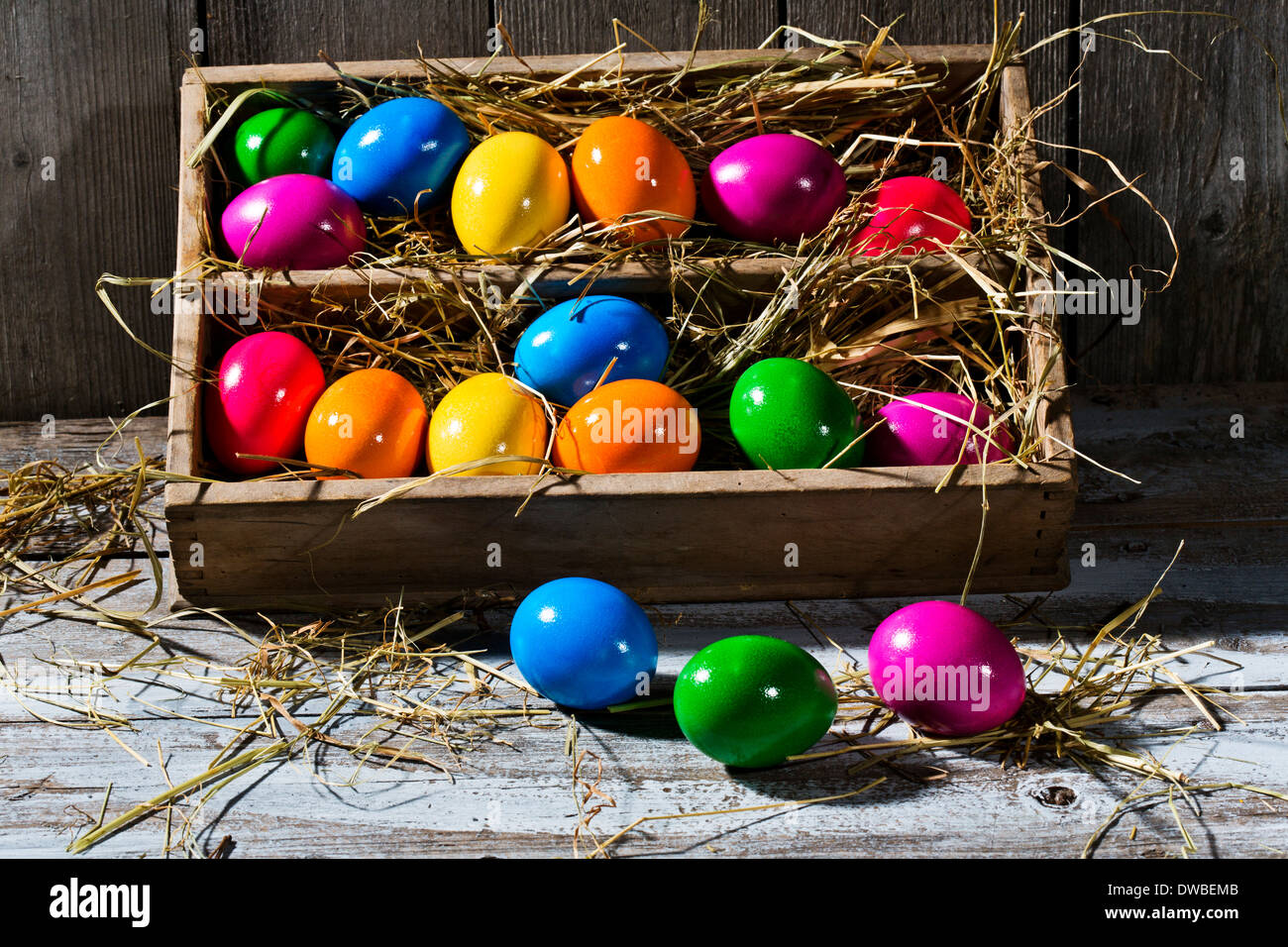 Holzkiste von glänzend farbige Ostern Eiern auf hölzernen Boden Stockfoto
