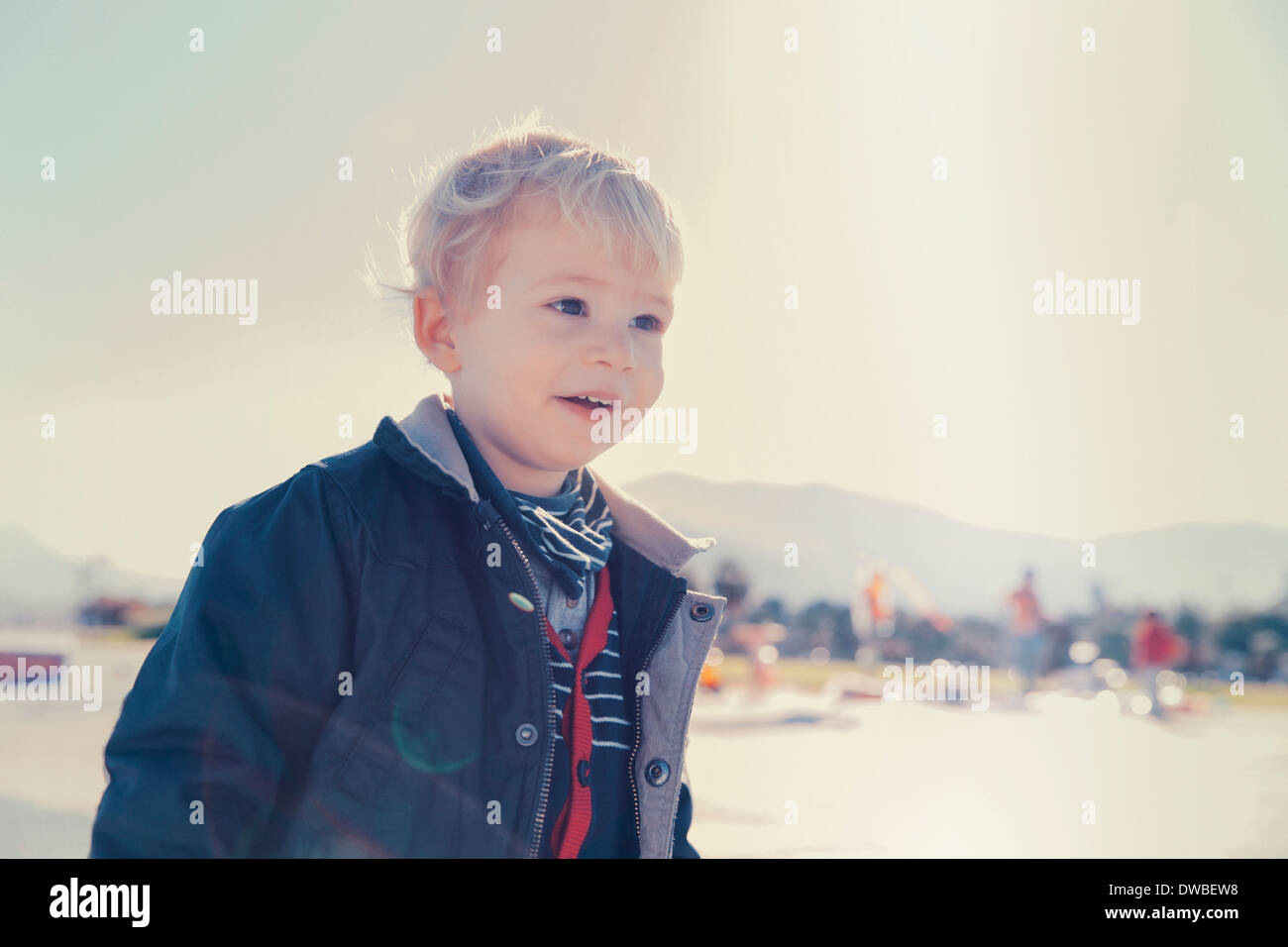 Kleiner Junge unterwegs Stockfoto