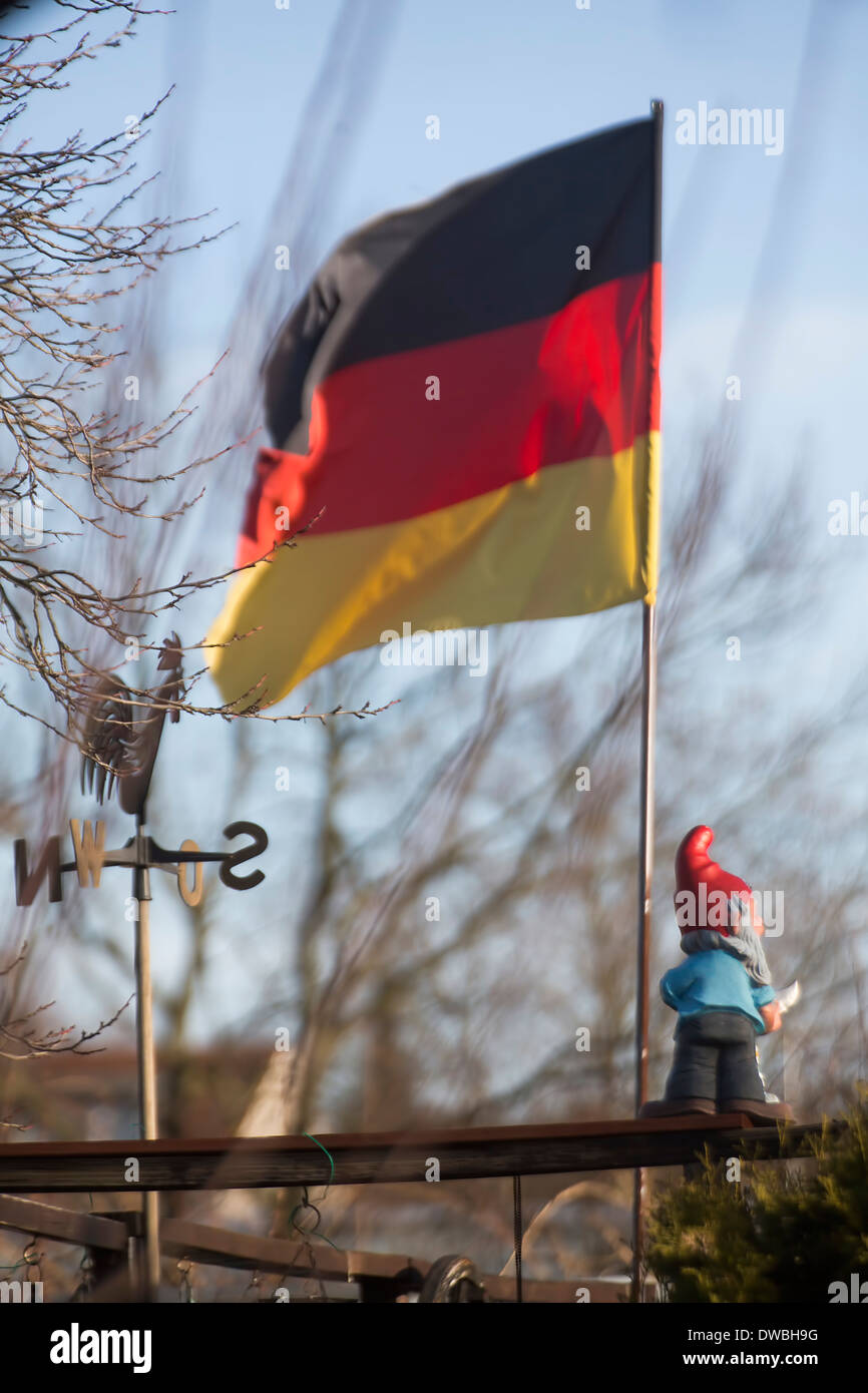 Deutschland, Köln, Zuteilung, Flagge und Garten gnome Stockfoto