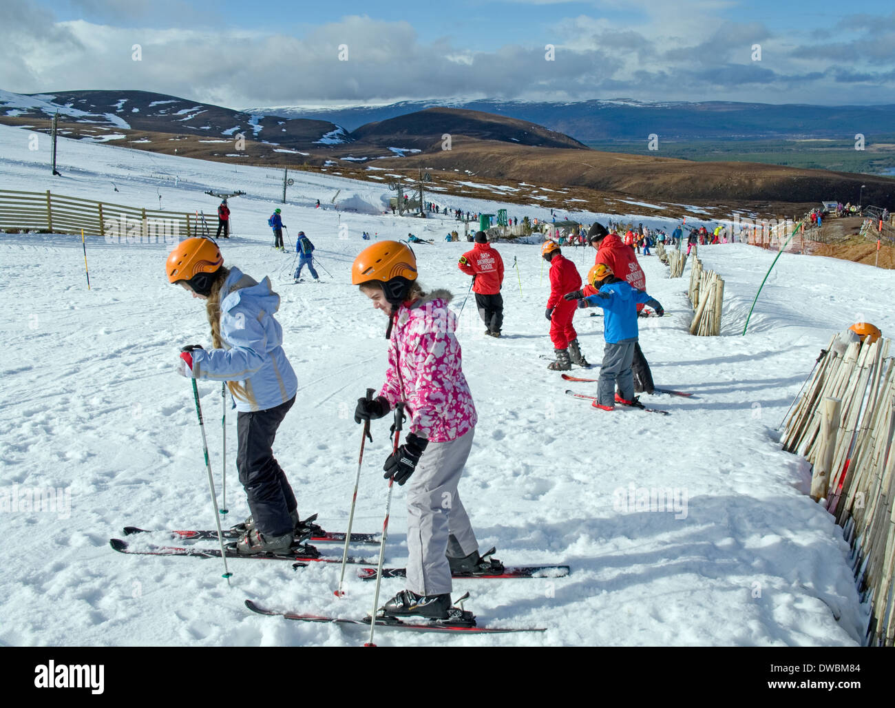 Kinder Skikurs am Übungsgelände am Cairngorm Mountain Ski Centre, von Aviemore, Schottisches Hochland, Schottland, Vereinigtes Königreich Stockfoto