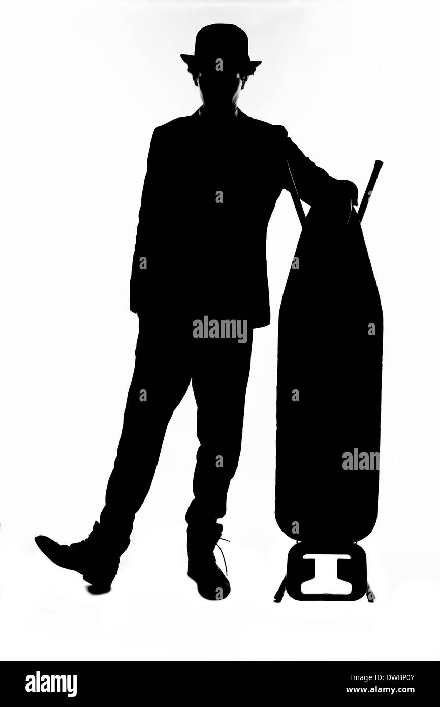 Silhouette der junge Mann mit Melone, stützte sich auf Bügelbrett Stockfoto