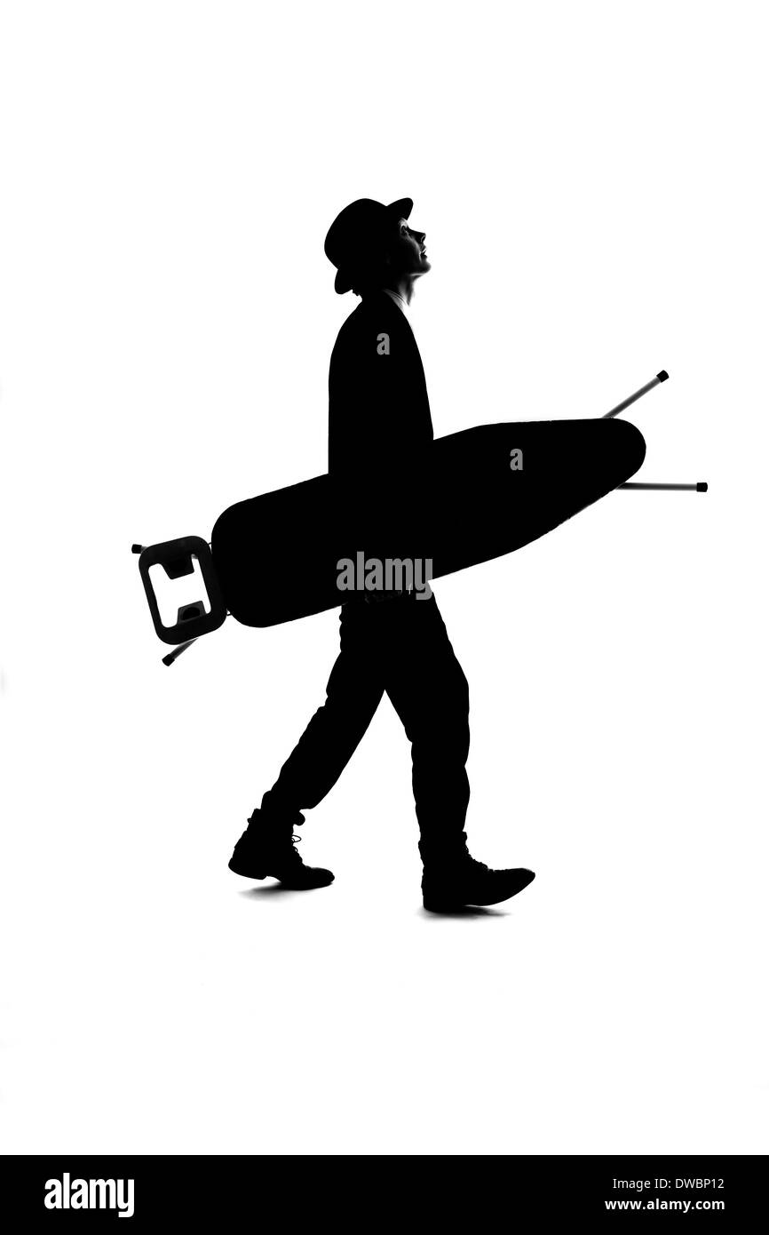 Silhouette der junge Mann mit Melone mit Bügelbrett Stockfoto Silhouette der junge Mann mit Melone mit Bügelbrett Stockfoto