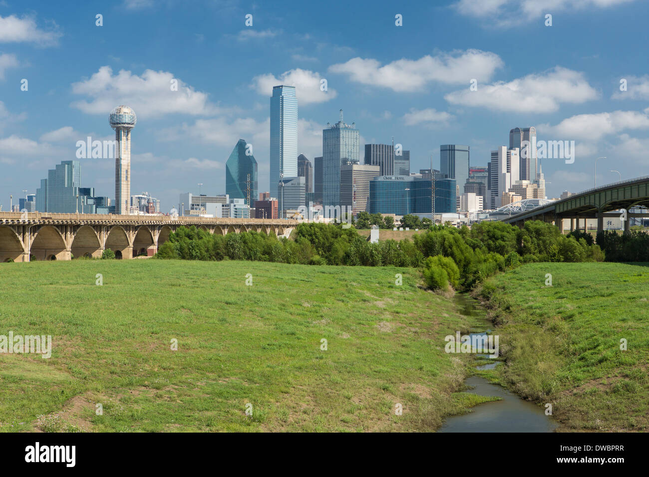 Dallas, Texas, USA, Autobahnbrücke über Dallas Fluss Aue und die Innenstadt von skyline Stockfoto
