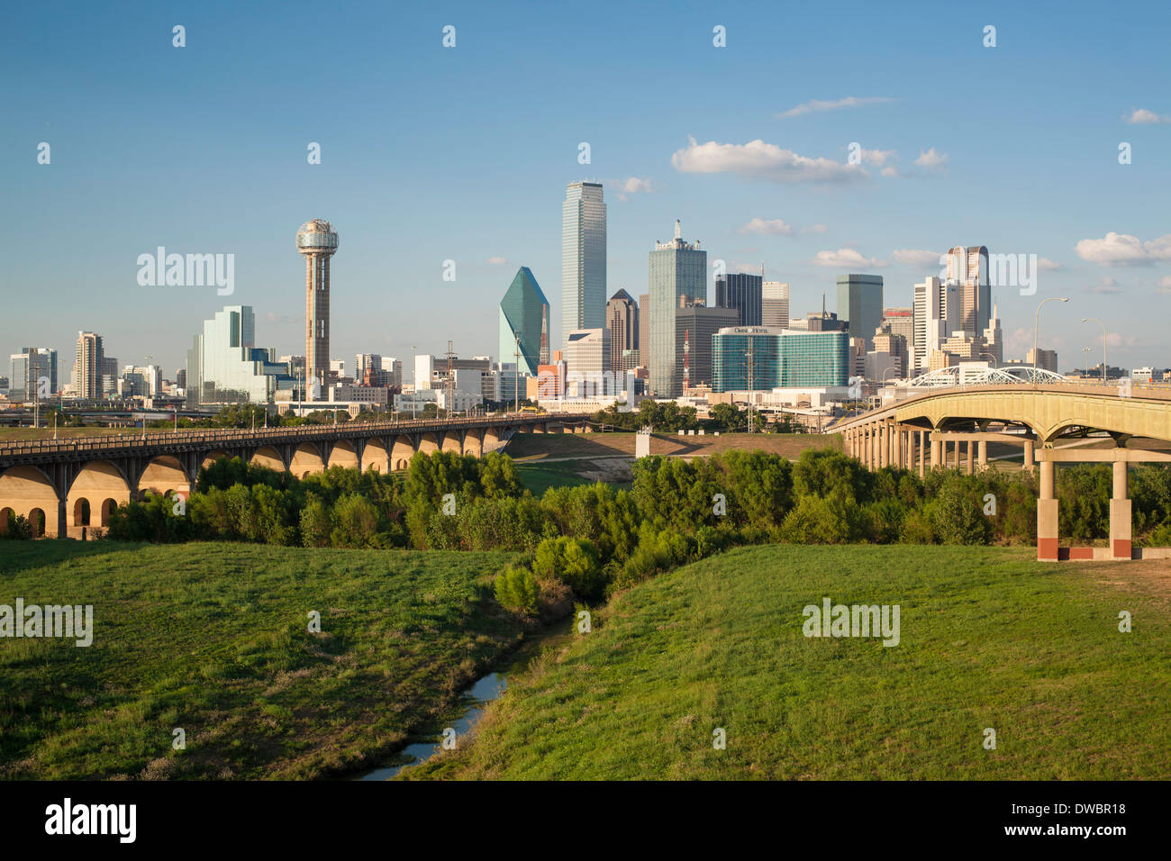 Dallas, Texas, USA, Autobahnbrücke über Dallas Fluss Aue und die Innenstadt von skyline Stockfoto