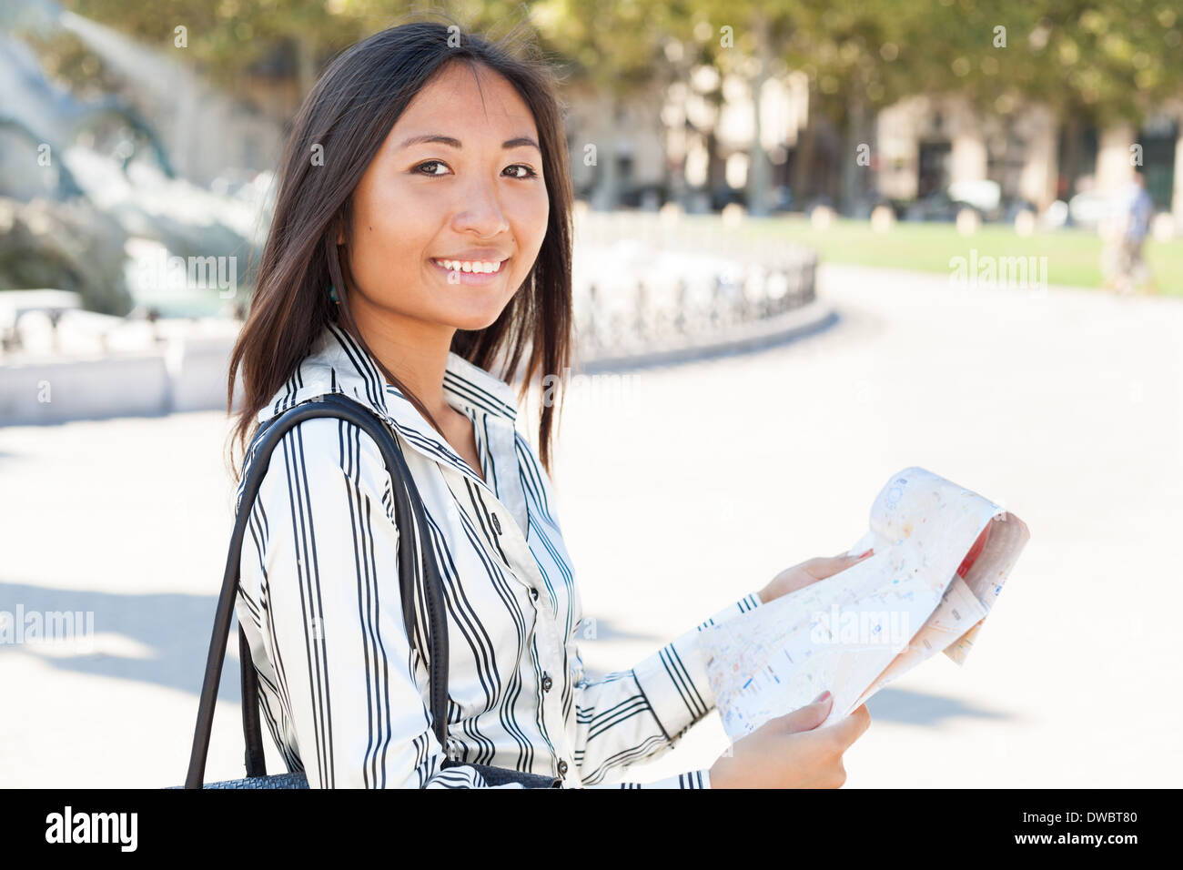 Schöne asiatische Touristen halten und lesen Tour Stadtplan Stockfoto