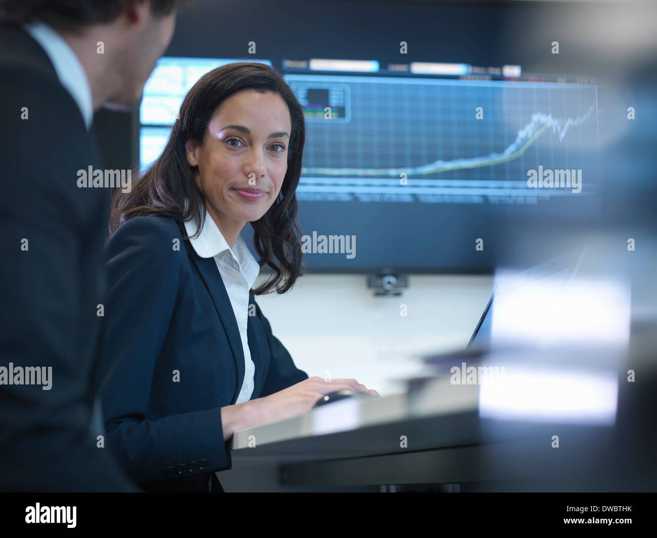 Porträt der Geschäftsfrau in treffen vor Bildschirm im Büro Stockfoto