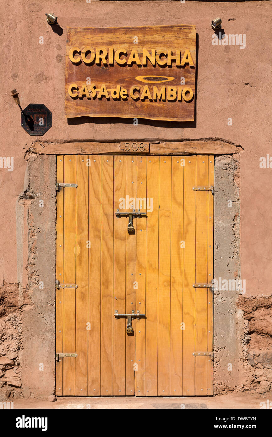 Südamerika, Chile, Atacama-Wüste, San Pedro de Atacama, Holztür, Casa de Cambio, Geldwechsel Stockfoto