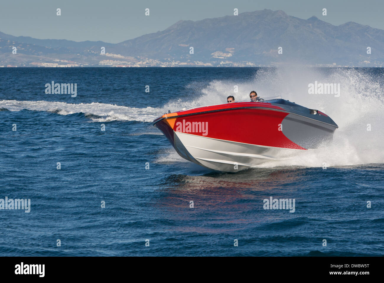 Zwei Erwachsene Männer, die Spaß im Schnellboot, Sotogrande, Cadiz, Spanien Stockfoto