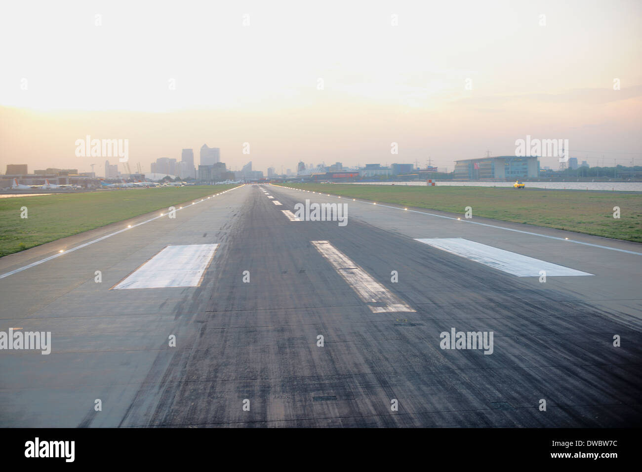 Erhöhten Blick auf die Landebahn des Flughafens, London, UK Stockfoto