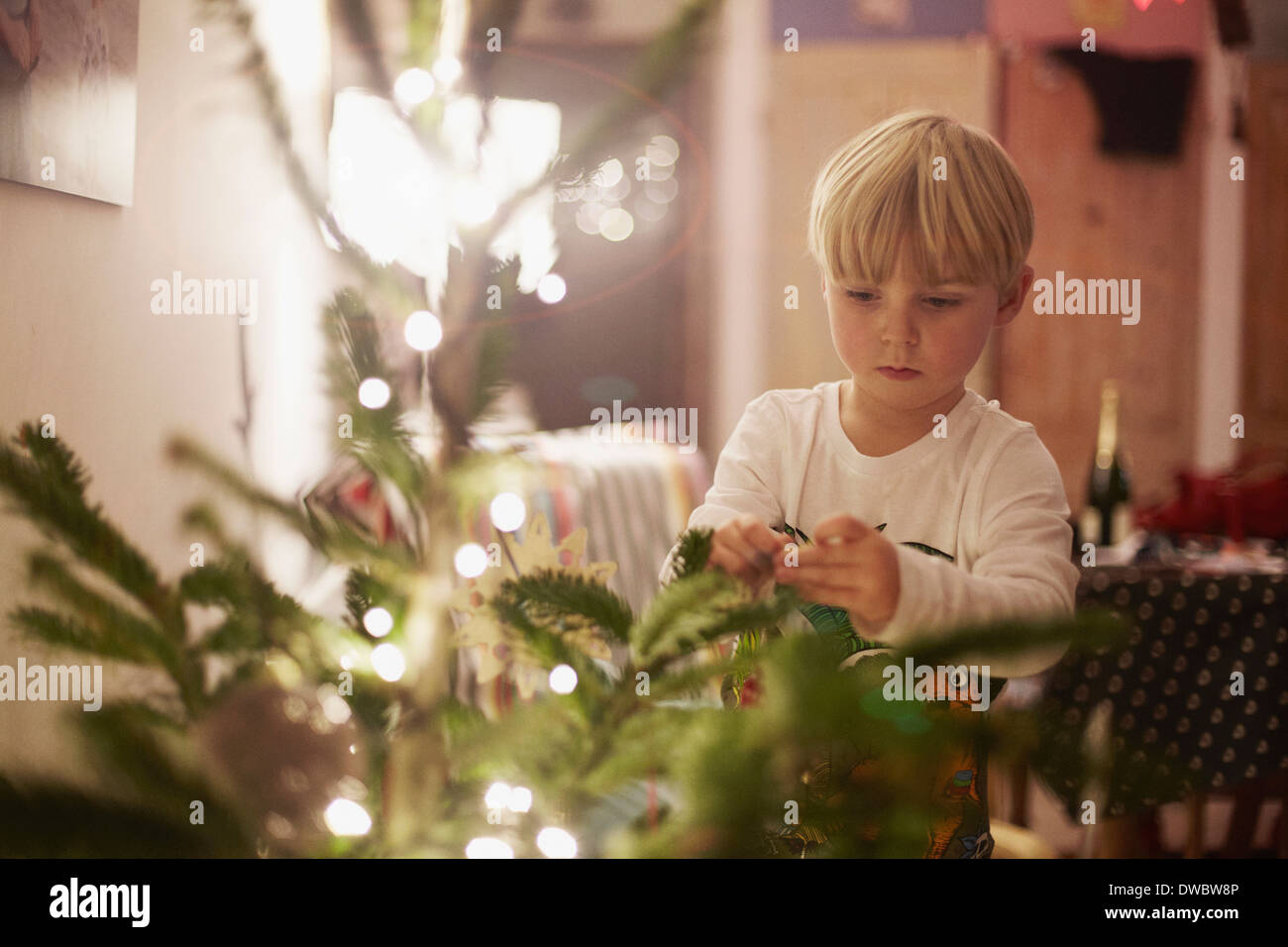 Kleiner Junge dekorieren Weihnachtsbaum Stockfoto