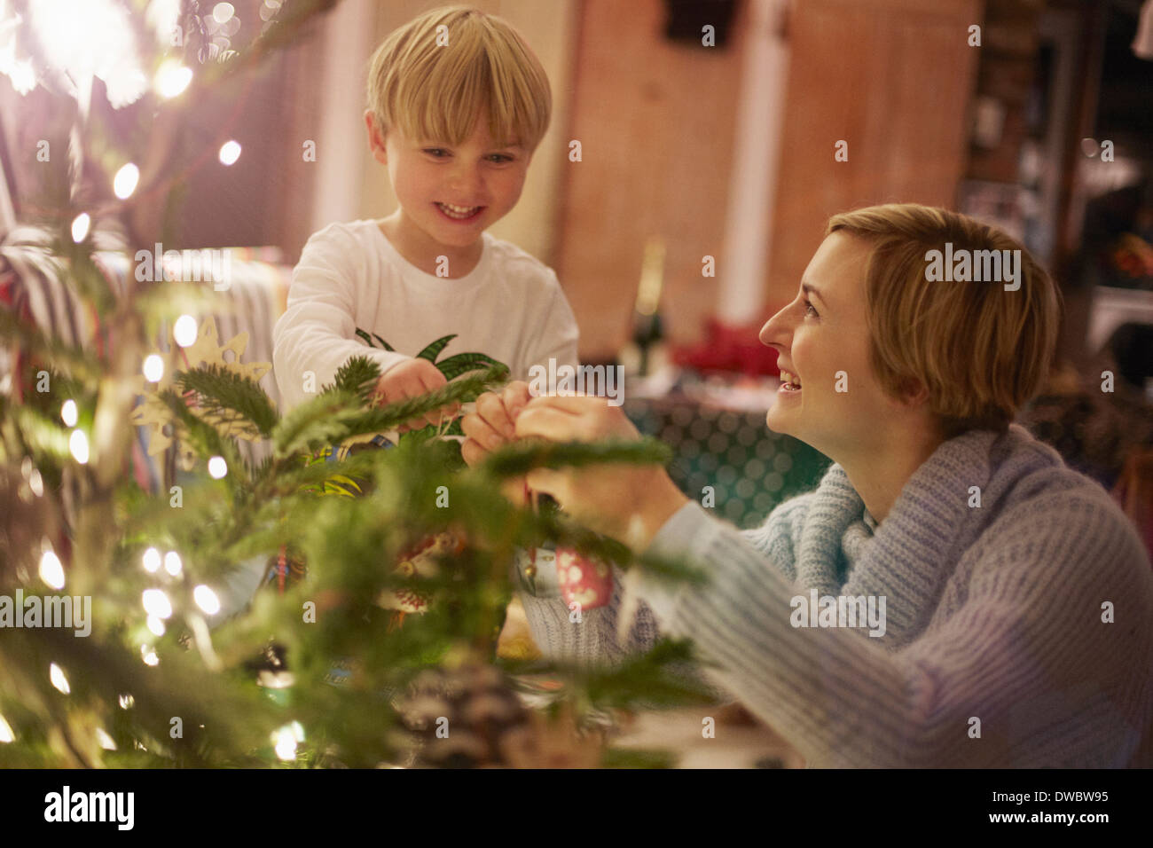 Mutter und Sohn schmücken Weihnachtsbaum Stockfoto