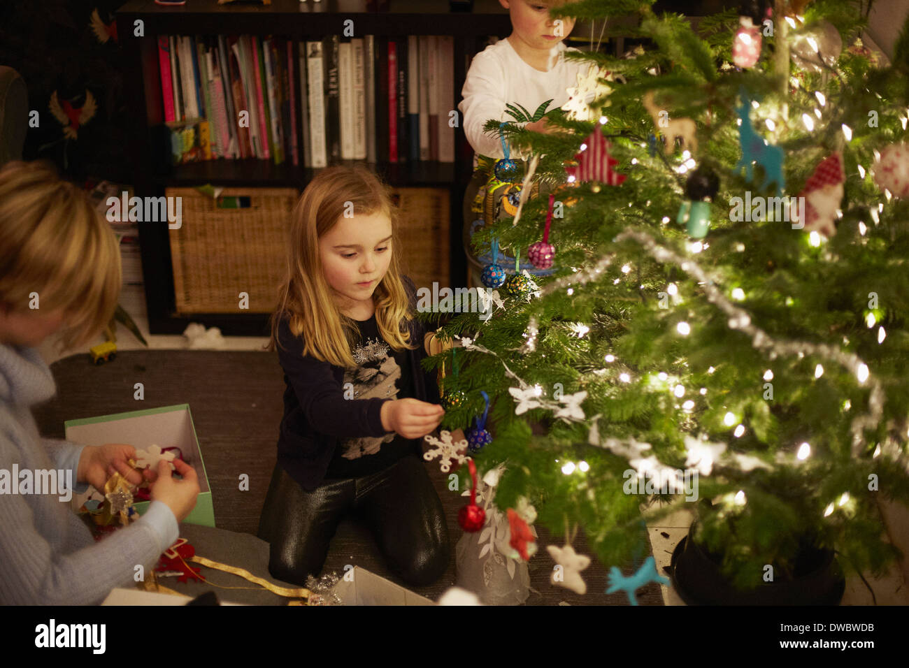 Junger Bruder und Schwester schmücken Weihnachtsbaum Stockfoto