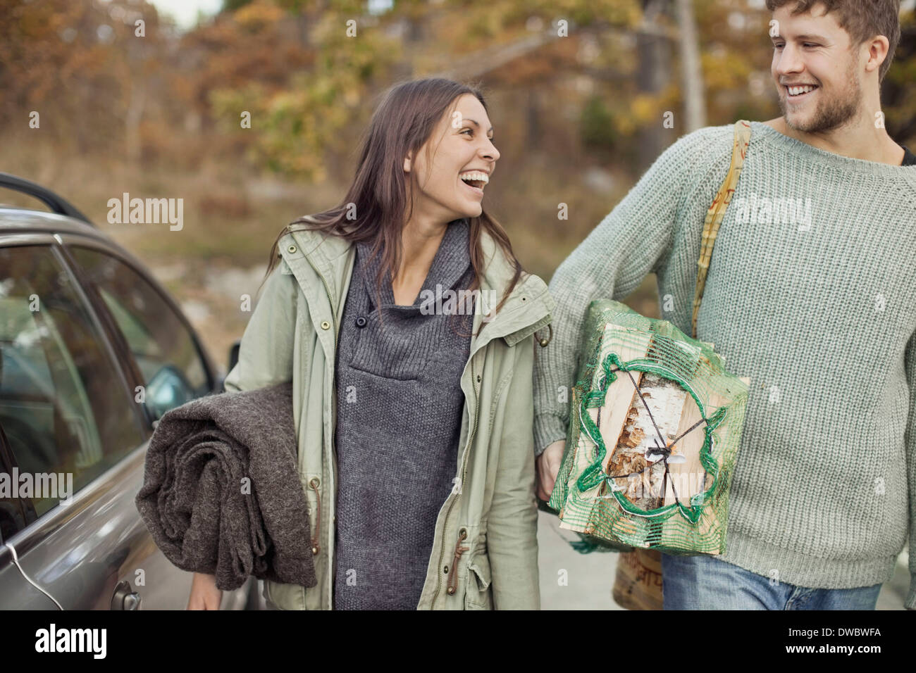 Paar mit camping-Ausrüstung mit dem Auto Stockfoto