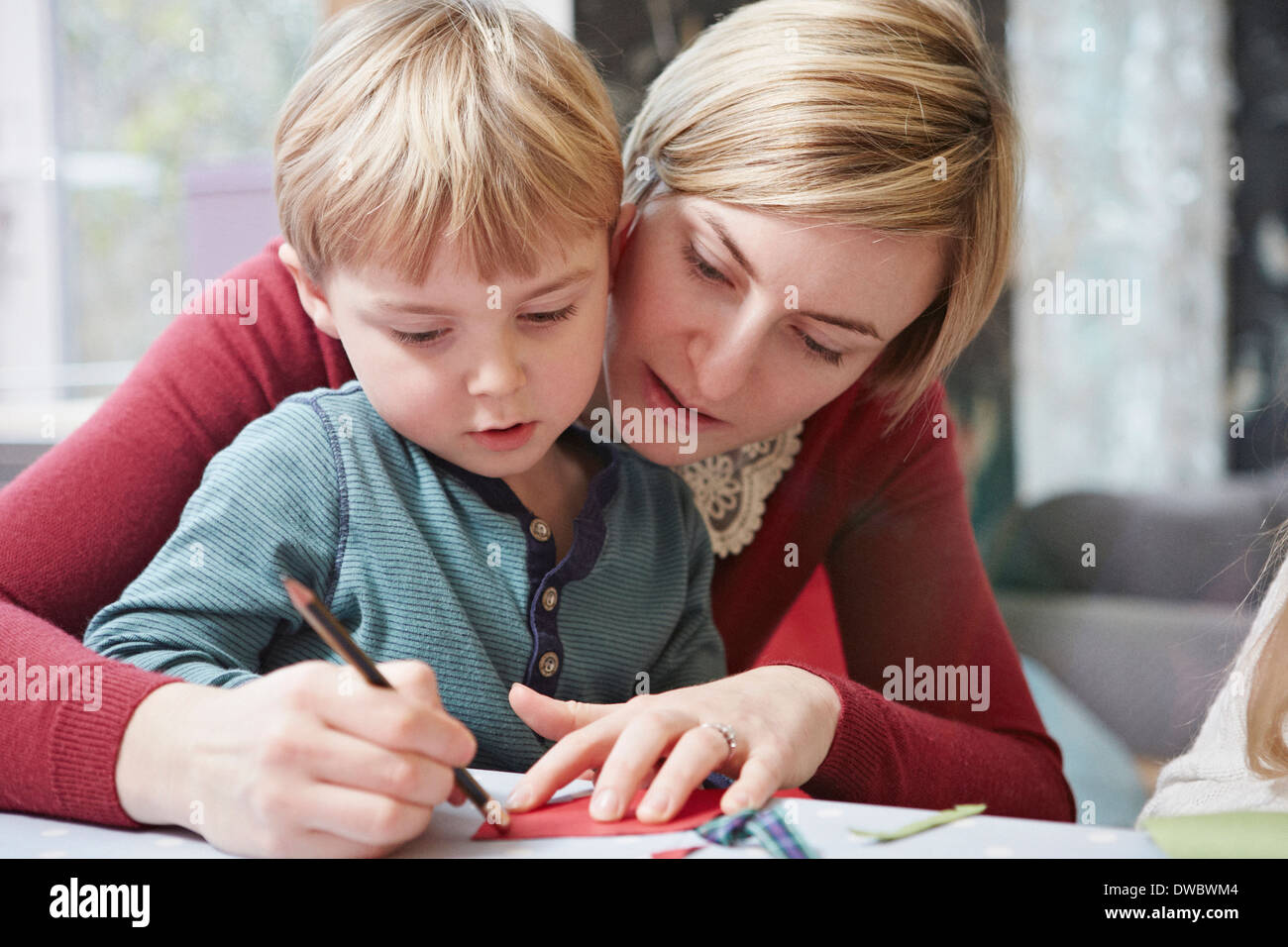 Mutter und Sohn am Küchentisch zeichnen Stockfoto