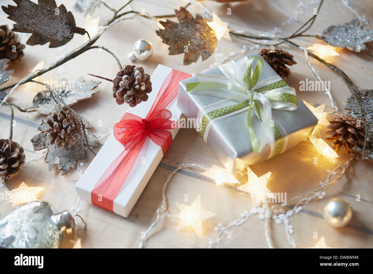Weihnachtstisch mit dekorativen Lampen und Geschenke Stockfoto