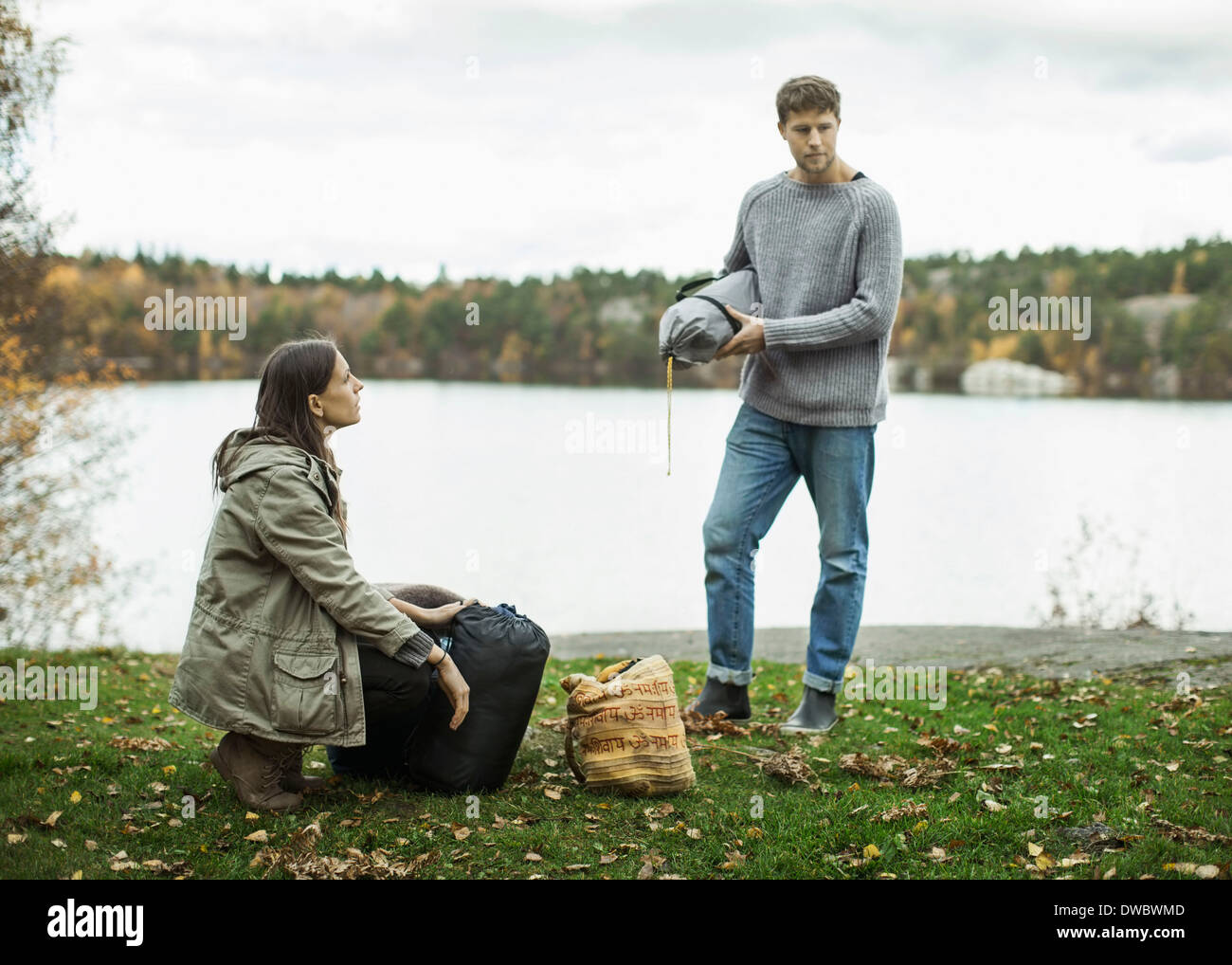 Paar mit camping Gepäck am Seeufer Stockfoto