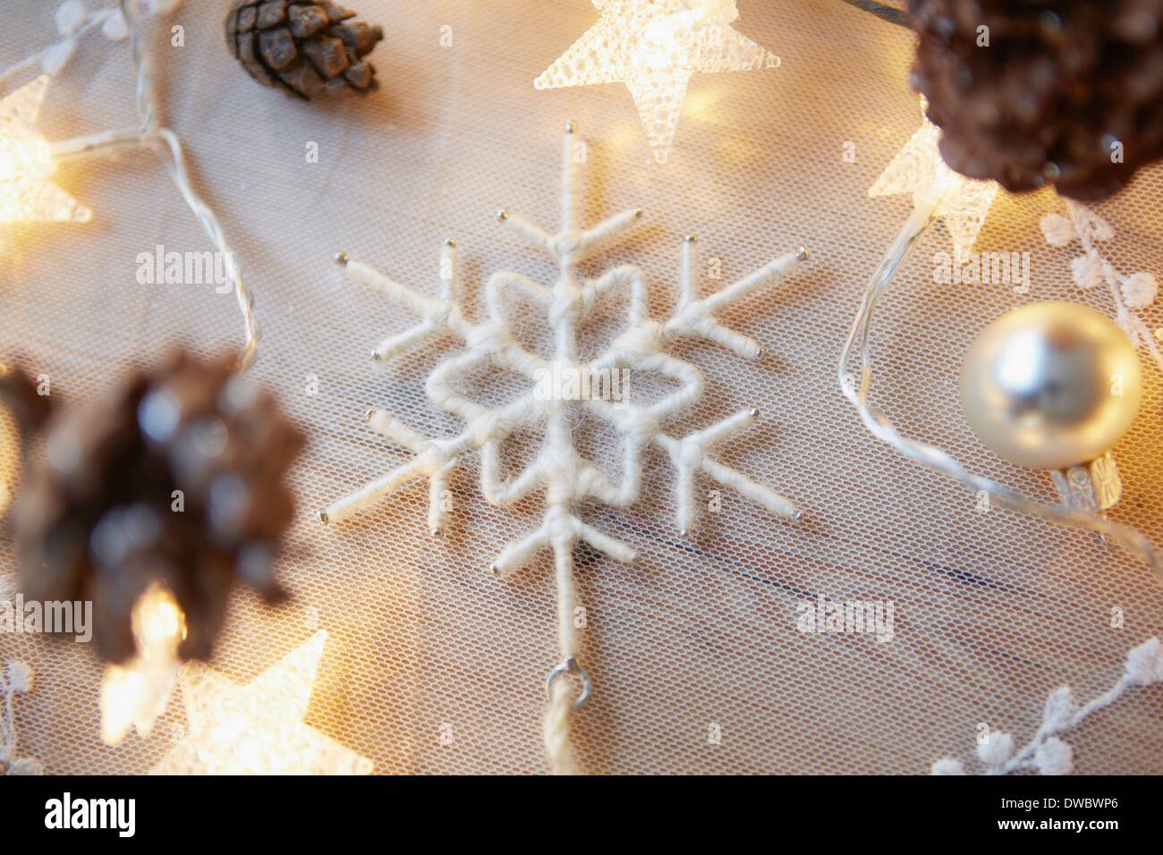 Weihnachtstisch mit dekorativen Lampen und Tannenzapfen Stockfoto