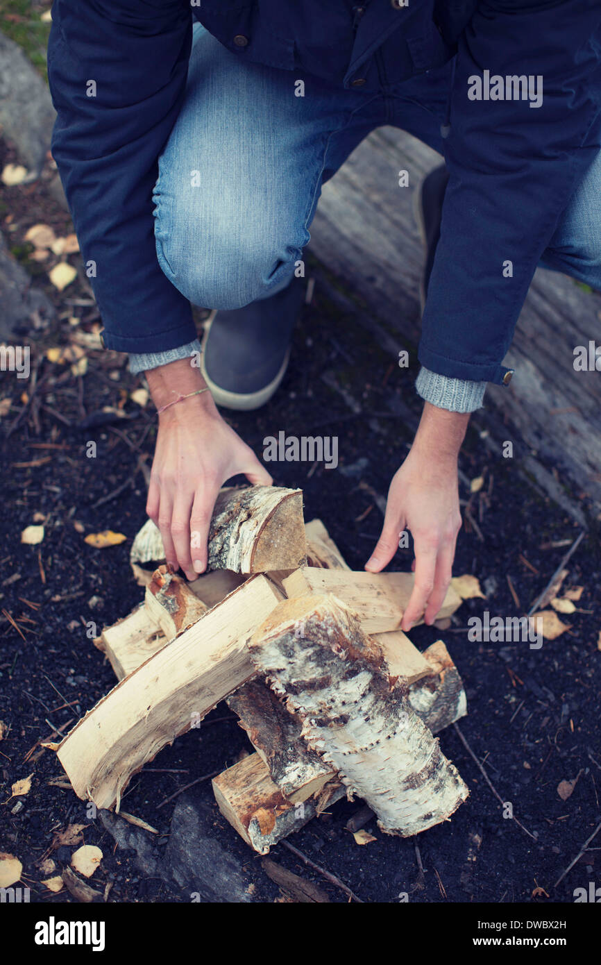 Geringen Teil der Mann Vermittlung von Holz für Lagerfeuer Stockfoto