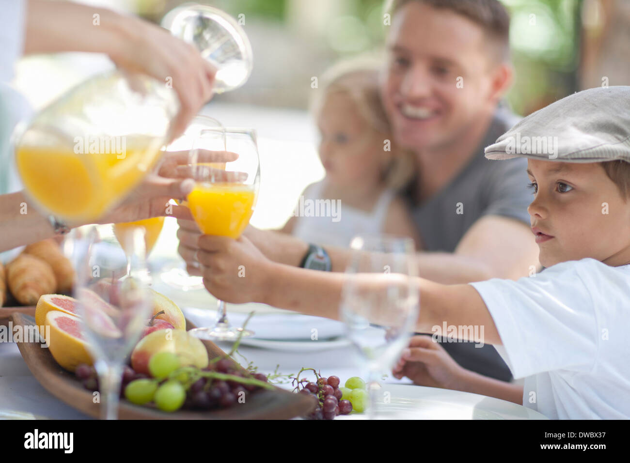 Familie im Freien zu Speisen Stockfoto