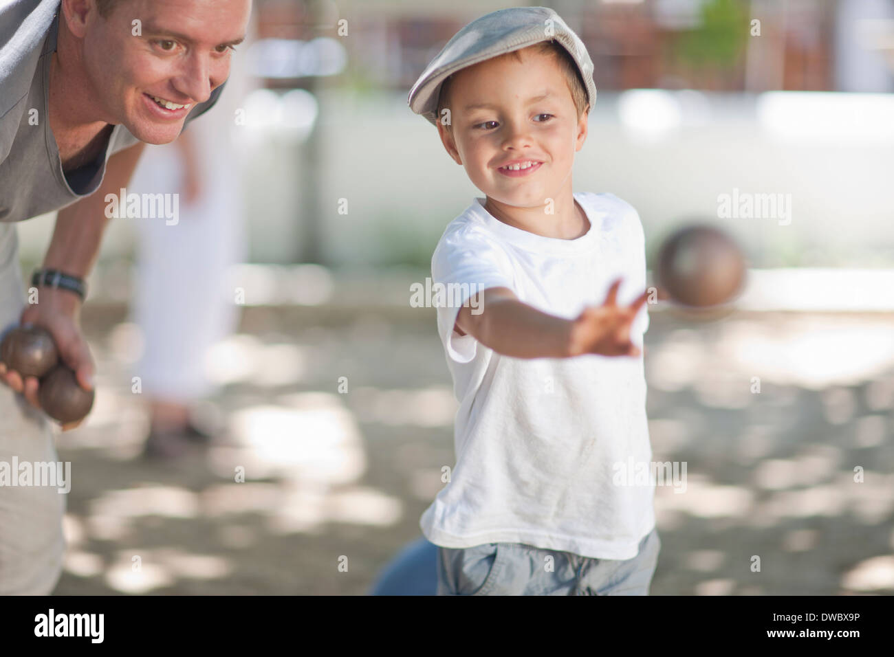 Vater und Sohn spielen Boule Stockfoto