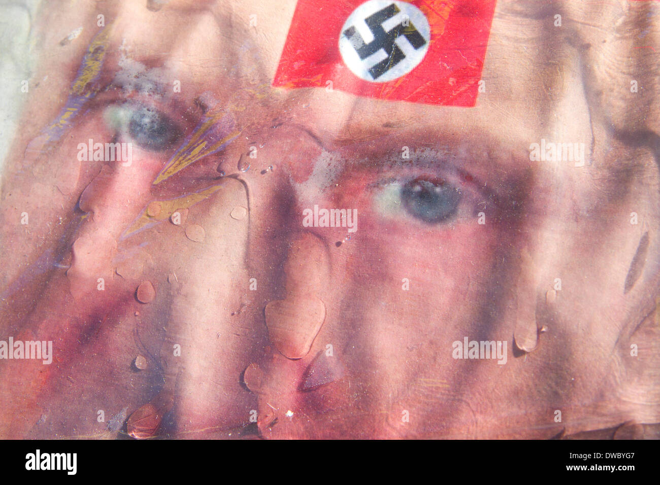 Westminster London, UK. 5. März 2014. Ein Porträt des russischen Präsidenten Putin als Hitler mit einem deutschen Hakenkreuz dargestellt. Ukrainische Demonstranten weiterhin einen 24-Stunden Schicht Protest außerhalb Downing Street mit Plakaten der russische Militärintervention in der anspruchsvollen Crimea im Anschluss an die britische Regierung ihre Versprechen auf dem Budapester Memorandum über Sicherheitsgarantien zu halten im 1994 unterzeichnet. Bildnachweis: Amer Ghazzal/Alamy Live-Nachrichten Stockfoto