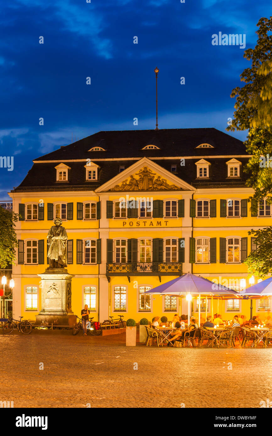 Deutschland, Nordrhein-Westfalen, Bonn, anzeigen, Muensterplatz mit Straßencafé bei Abenddämmerung Stockfoto