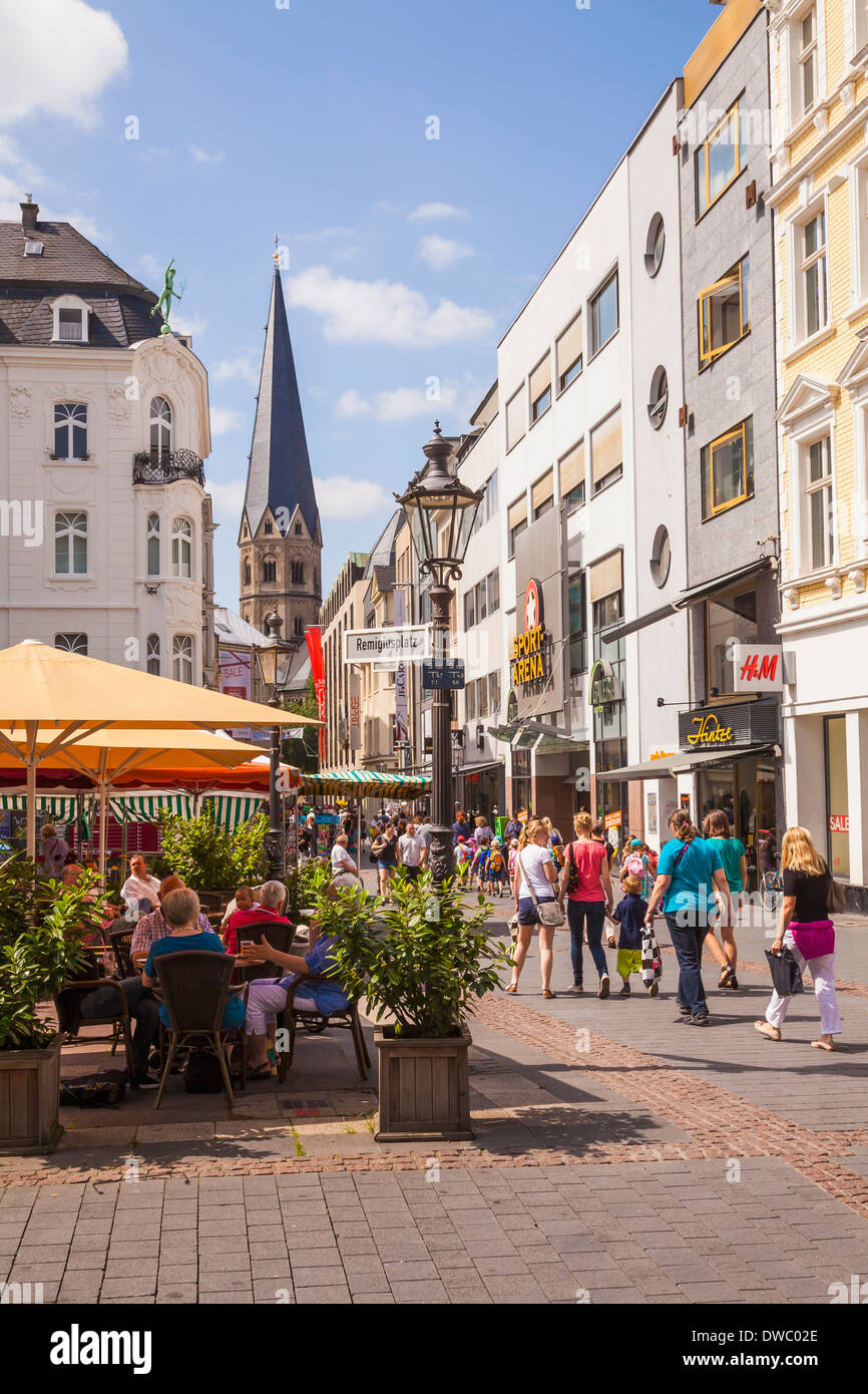 Deutschland, Nordrhein-Westfalen, Bonn, Blick zur Fußgängerzone mit Straßencafé Stockfoto