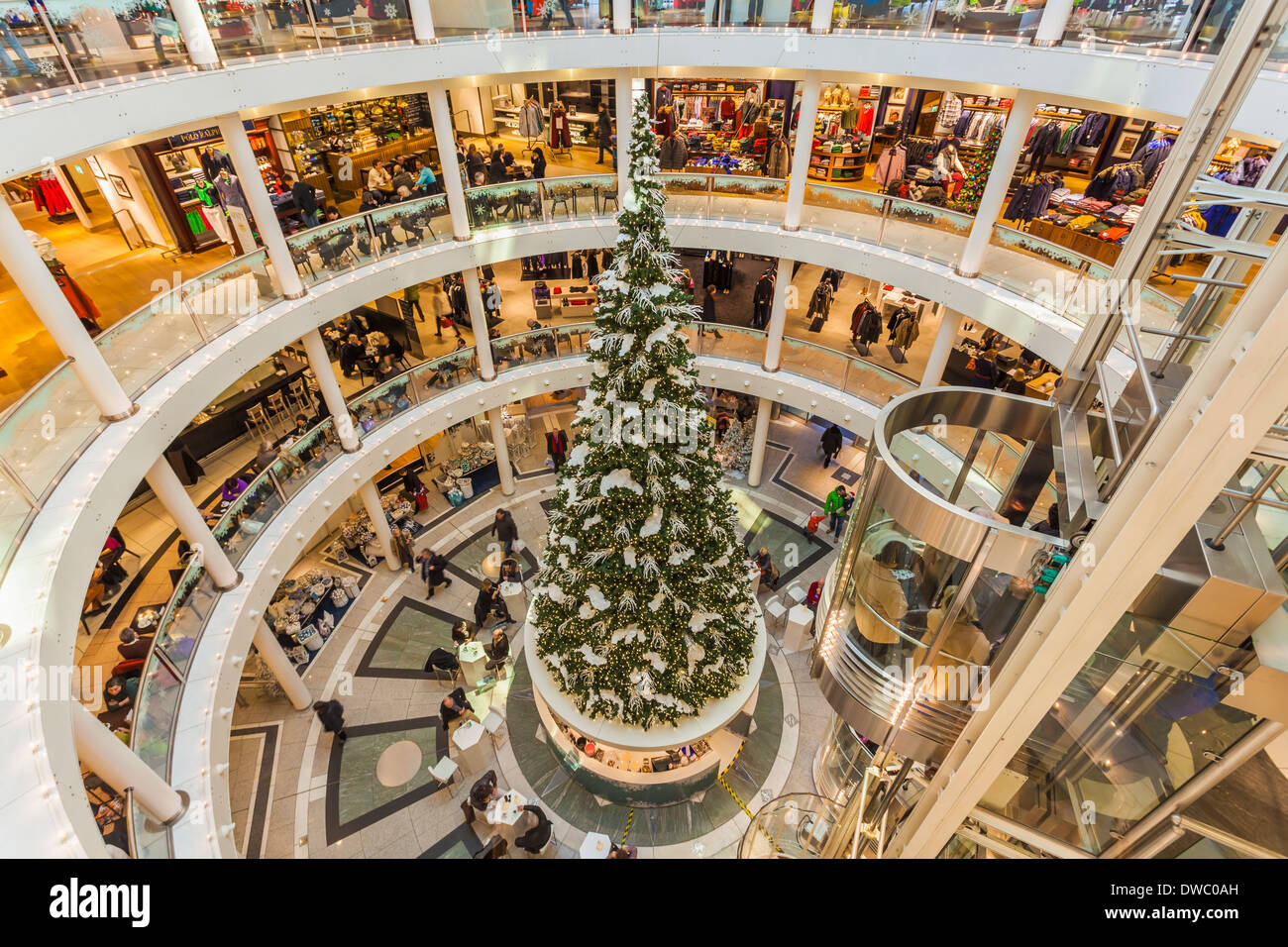 Deutschland, Baden-Württemberg, Stuttgart, Rotunde mit geschmückter  Weihnachtsbaum des Kaufhauses Breuninger Stockfotografie - Alamy