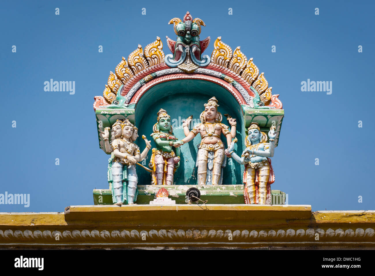 Indien Tamil Nadu Kanchipuram 6. Jahrhundert Sri Ekambareswarar Hindu Shiva Tempel Dach detail Stuckfiguren Statuen Skulpturen bunte Bunte Stockfoto