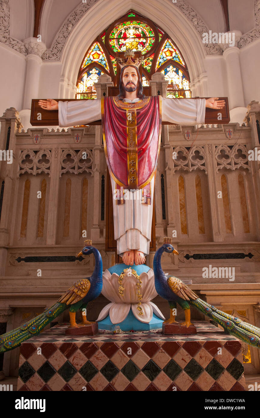Indiens Hauptstadt Tamil Nadu Chennai Madras Süden Jesus Christus genagelt Kruzifix bunte bunte Altar, Kreuz Glasfenster Stockfoto