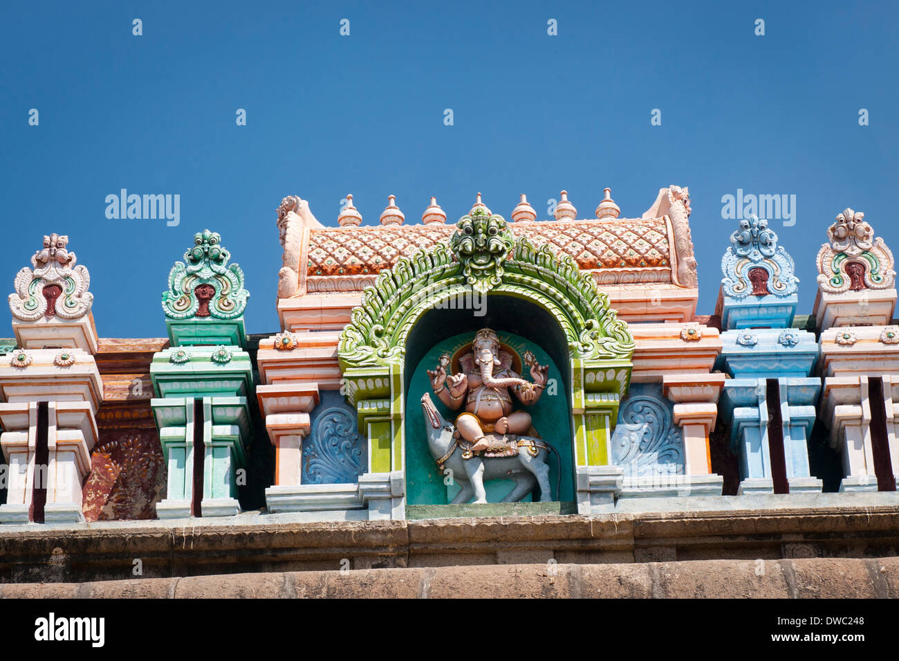 Indien Tamil Nadu Kanchipuram Sri Ekambaranathar Ekambareswarar Tempel Tempel Shiva Hindu 6. Jahrhundert Dach detail Figuren Elefant Ganesh blauer Himmel Stockfoto
