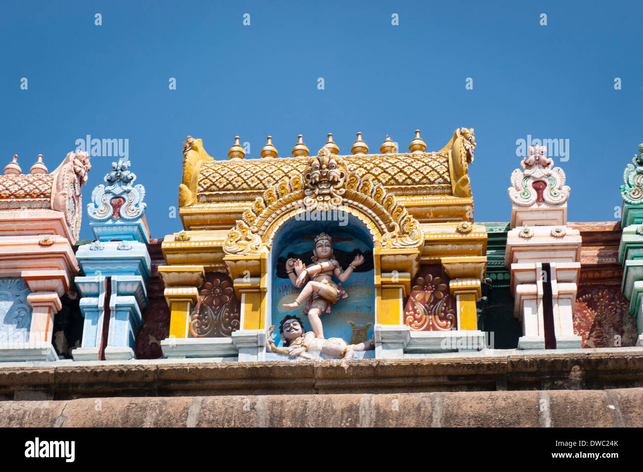 Indien Tamil Nadu Kanchipuram Sri Ekambaranathar Ekambareswarar Tempel Tempel Shiva Hindu 6. Jahrhundert Dach detail Stuckfiguren blauer Himmel Statuen Stockfoto