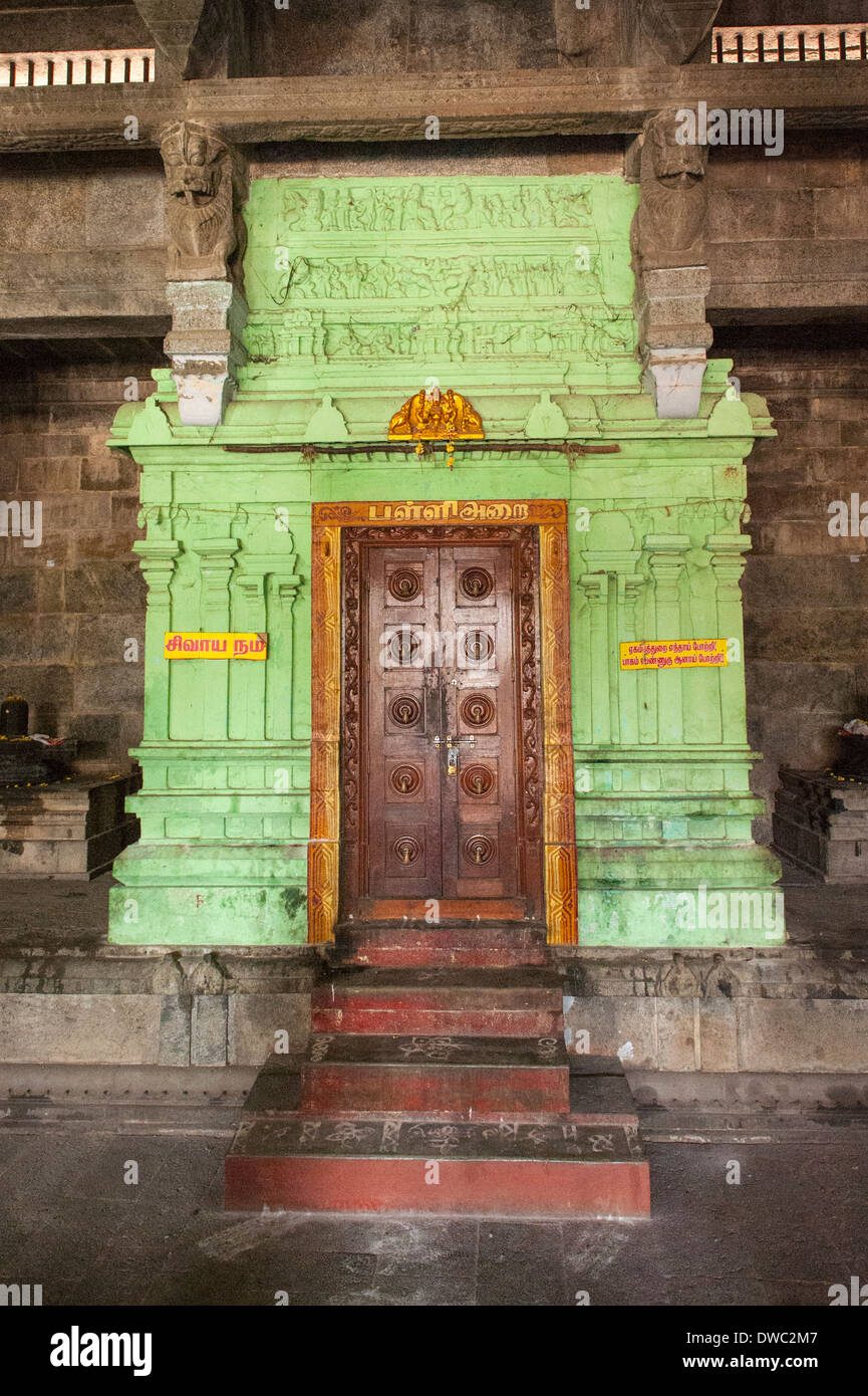 Indien Tamil Nadu Kanchipuram Sri Ekambaranathar Ekambareswarar Tempel Tempel Shiva Hindu 6. Jahrhundert schrein Schritte treppen Eingang Holztüren Stockfoto